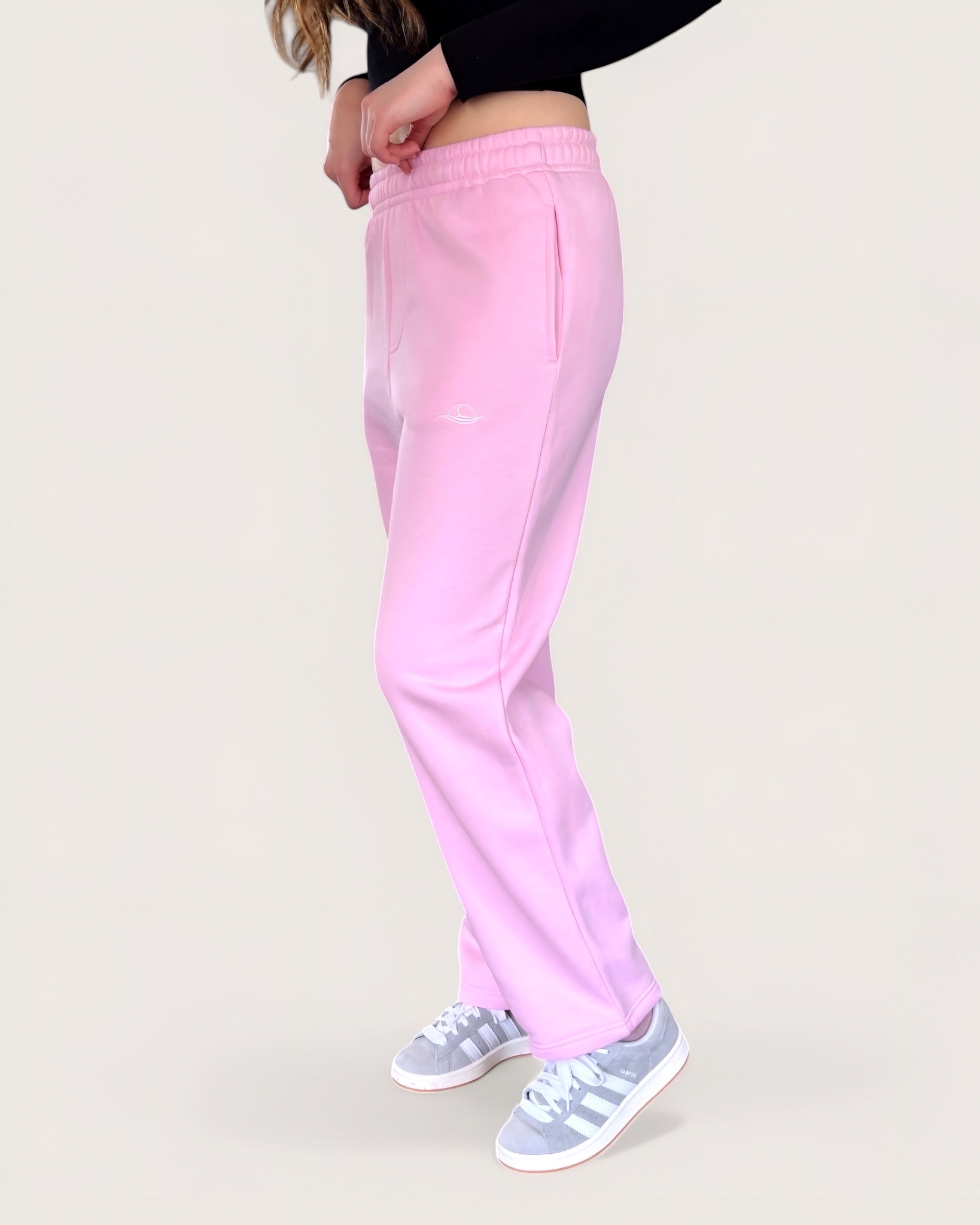 Kuschelige Open Leg Sweatpants von Spirit of Departure in rosa, weite Passform, dicker Stoff, high quality, weißer Logostick vorne, Cozy Sweatpants für Mädchen in der Farbe Soft Pink, Streetwear for Women by SOD