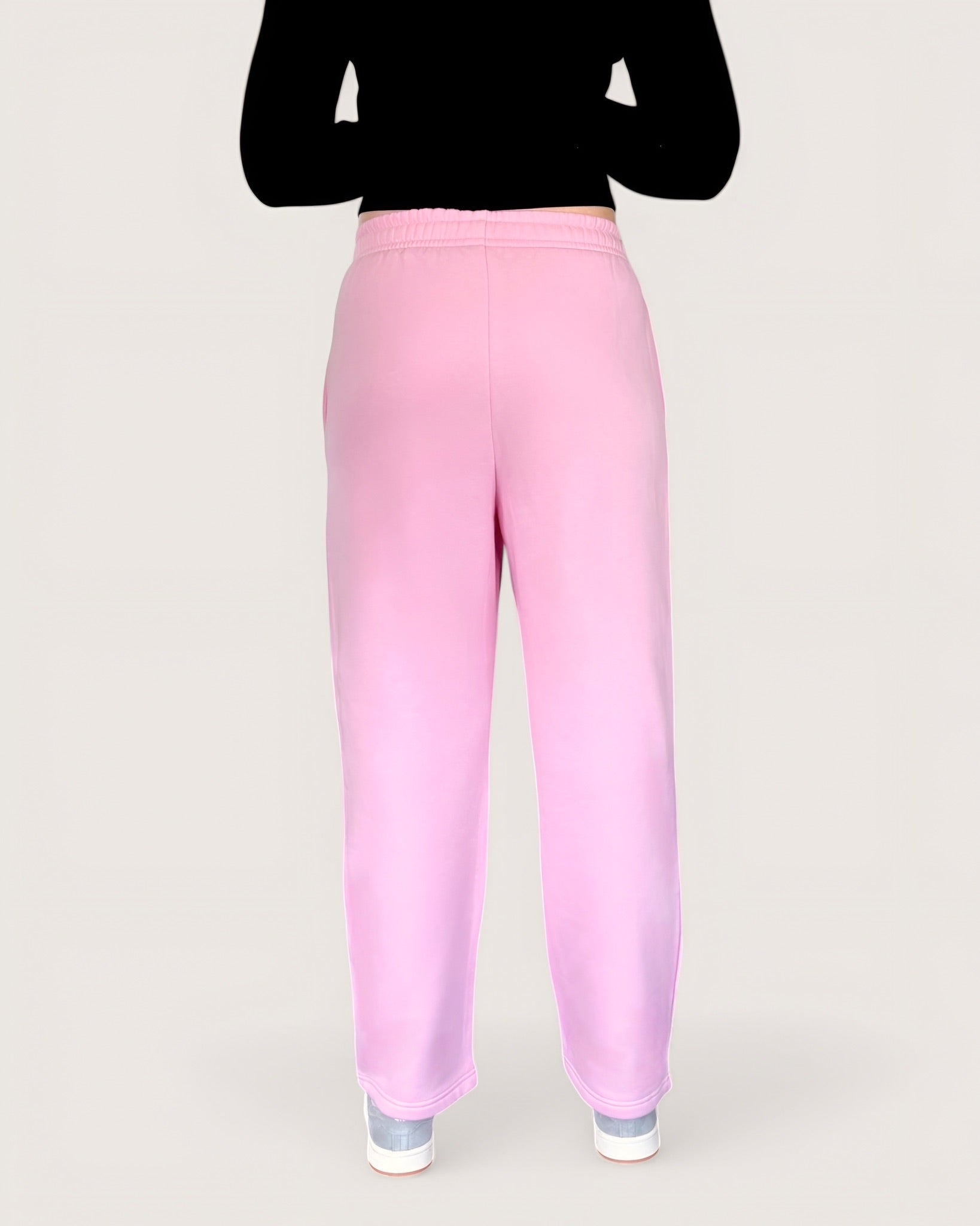 Kuschelige Open Leg Sweatpants von Spirit of Departure in rosa, weite Passform, dicker Stoff, high quality, weißer Logostick vorne, Cozy Sweatpants für Mädchen in der Farbe Soft Pink, Streetwear for Women by SOD