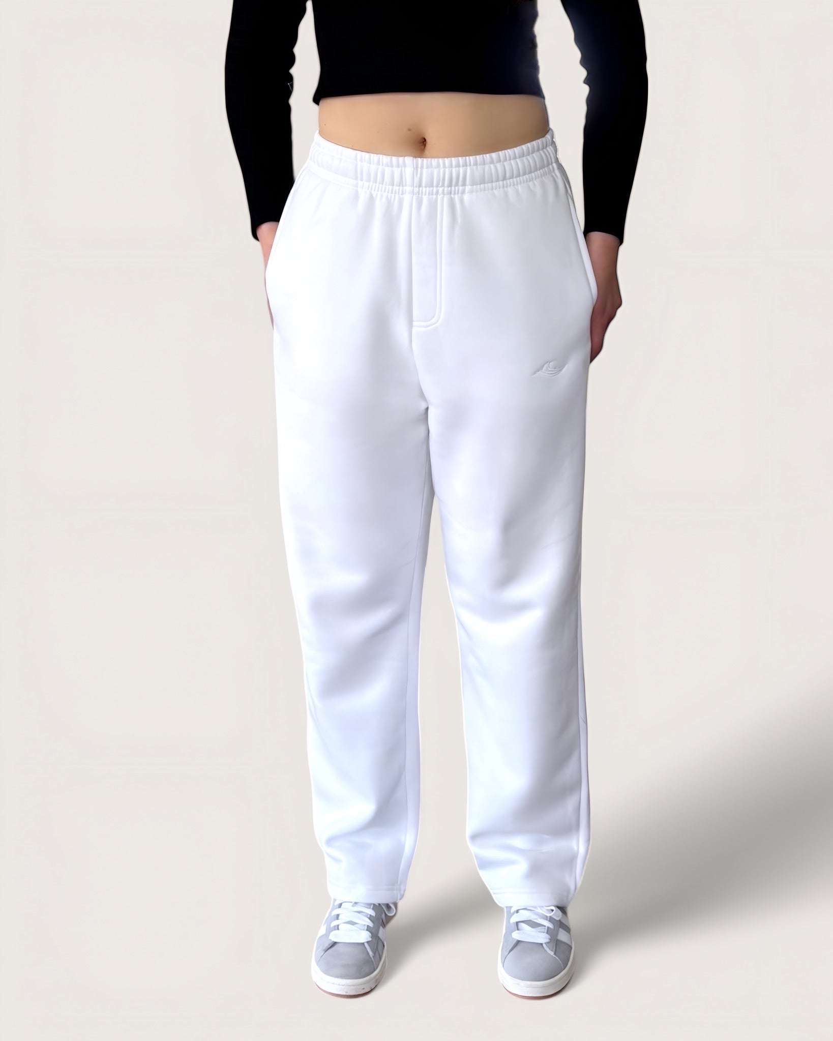 Kuschelige Open Leg Sweatpants von Spirit of Departure in weiß, weite Passform, dicker Stoff, high quality, weißer Logostick vorne, Cozy Sweatpants für Mädchen in der Farbe White, Streetwear for Women by SOD