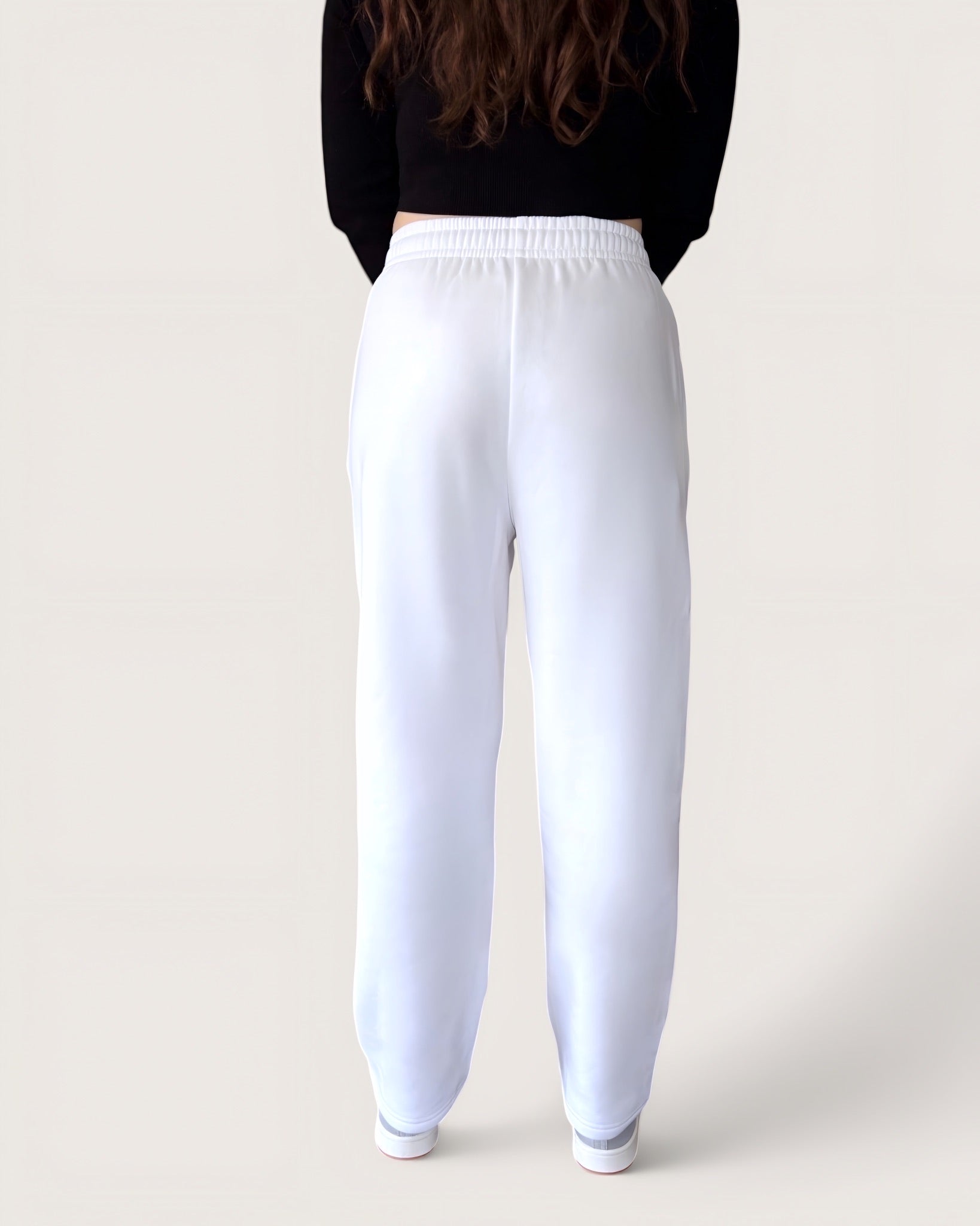 Kuschelige Open Leg Sweatpants von Spirit of Departure in weiß, weite Passform, dicker Stoff, high quality, weißer Logostick vorne, Cozy Sweatpants für Mädchen in der Farbe White, Streetwear for Women by SOD