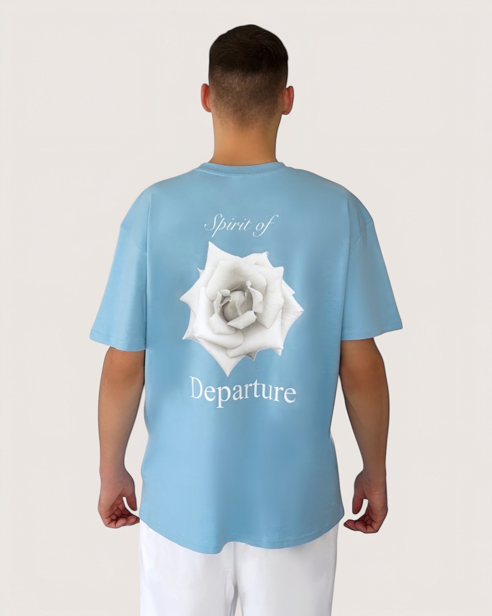 Hellblaues Oversize Tee mit weißem Rosen-Backprint und weißem Logostick vorne, schwerer Stoff, High Class Streetwear for Men, einzigartige Streetwear, T-Shirt von der Black & White Roses Collection in der Farbe Blue, high quality