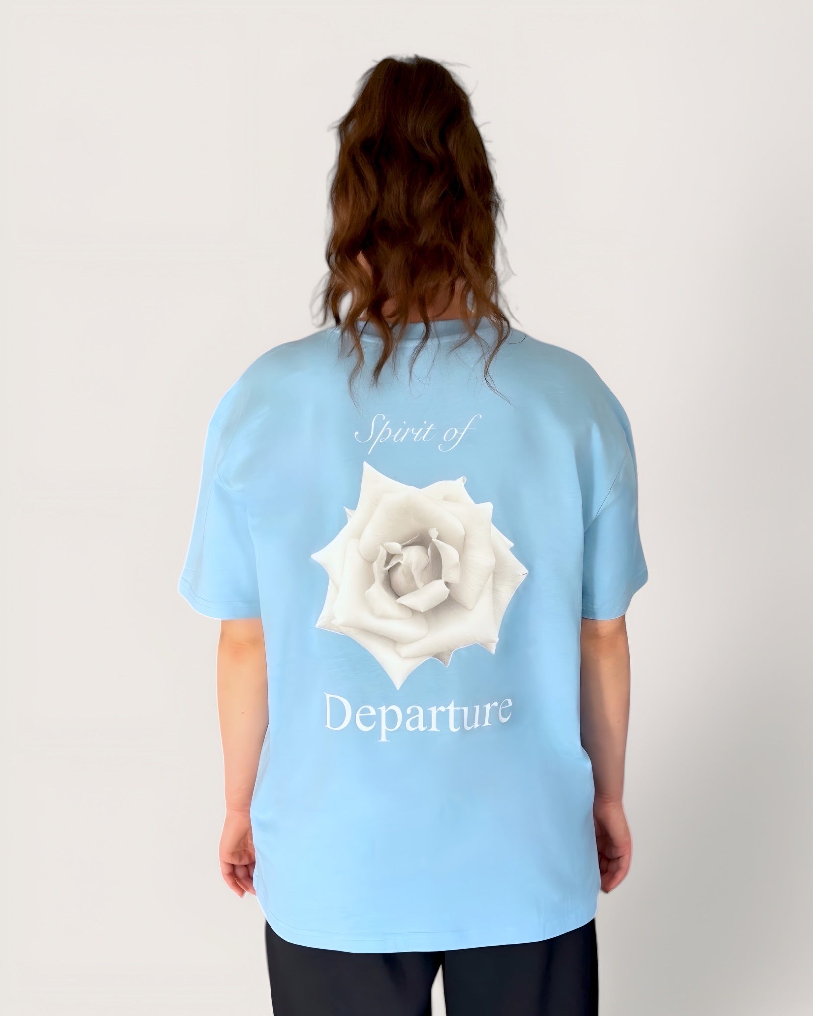 heavy-tee-in-blue-mit-weißer-rose-von-spirit-of-departure-rose-collection-neue-kollektion-streetwear-for-women-hellblaues-t-shirt-mit-weißer-rose-blaues-t-shirt-streetwear-for-girls-t-shirt-damen
