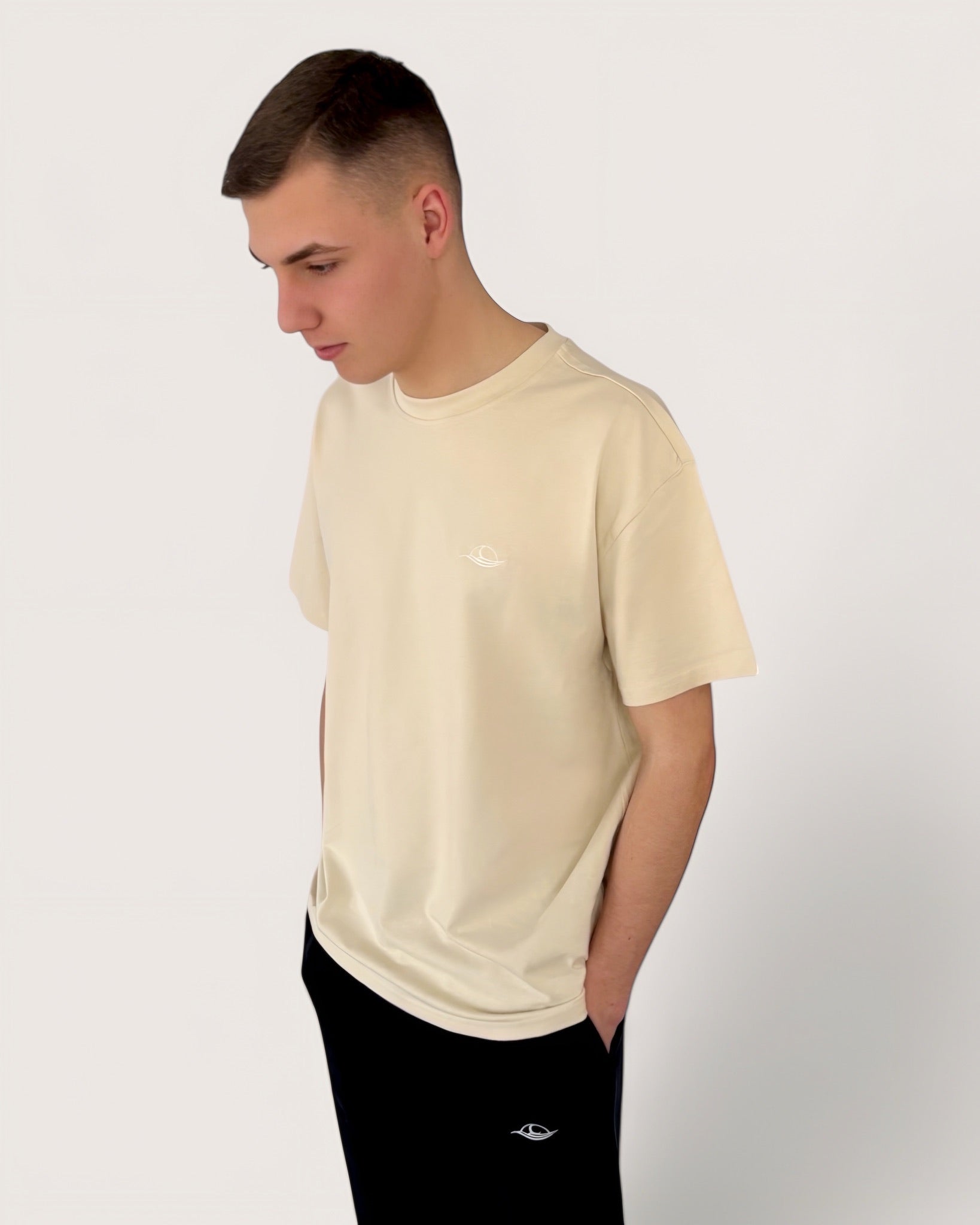 Beiges Oversize Tee mit schwarzem Rosen-Backprint und weißem Logostick vorne, schwerer Stoff, High Class Streetwear for Men, einzigartige Streetwear, T-Shirt von der Black & White Roses Collection in der Farbe Cream, high quality