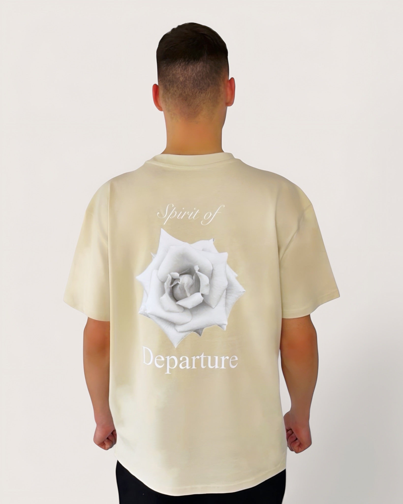Beiges Oversize Tee mit weißem Rosen-Backprint und weißem Logostick vorne, schwerer Stoff, High Class Streetwear for Men, einzigartige Streetwear, T-Shirt von der Black & White Roses Collection in der Farbe Cream, high quality