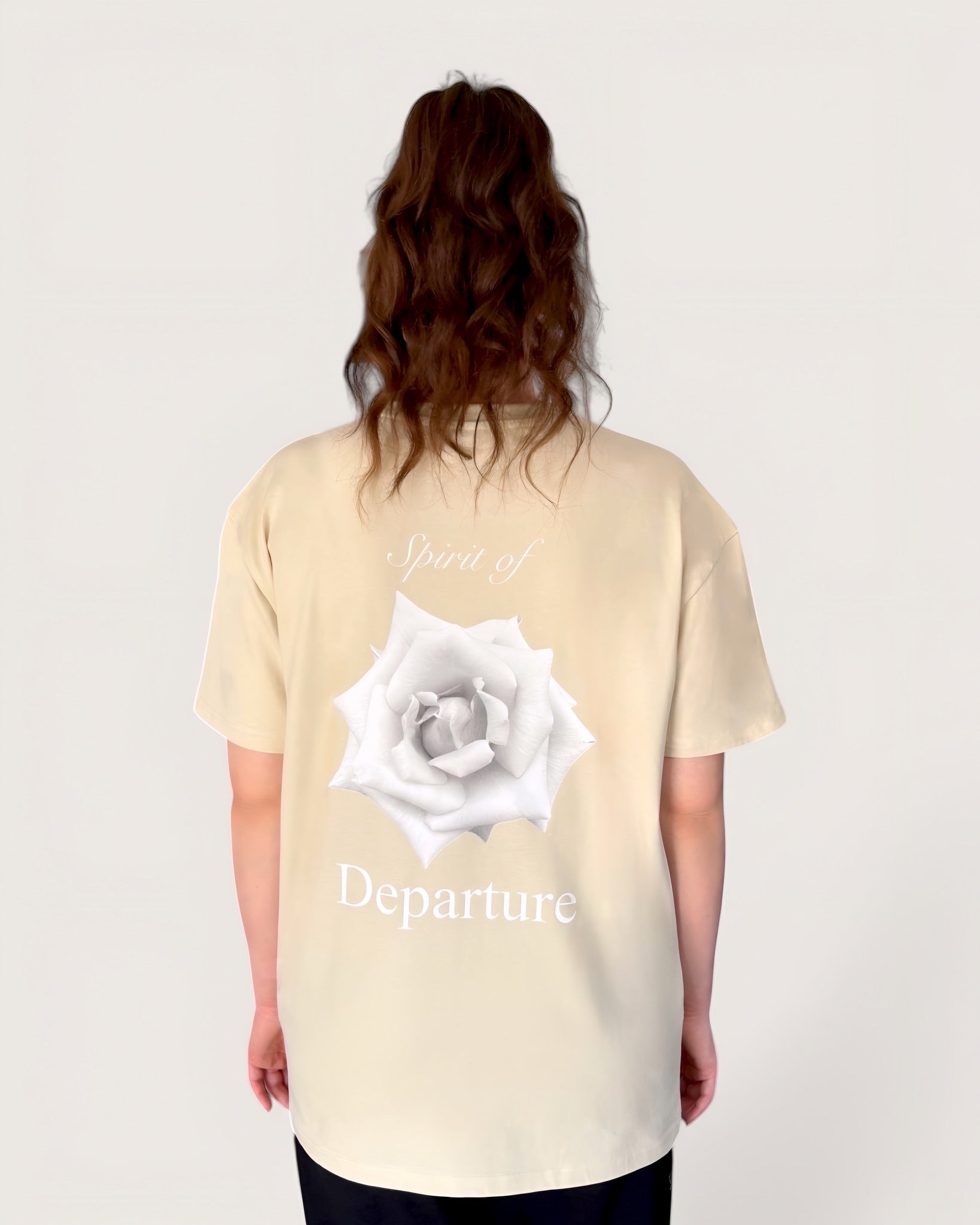 heavy-tee-in-cream-mit-weißer-rose-von-spirit-of-departure-rose-collection-neue-kollektion-streetwear-for-women-cremefarbenes-t-shirt-mit-weißer-rose-streetwear-for-girls-t-shirt-damen-oversize-tee-girls-with-white-rose
