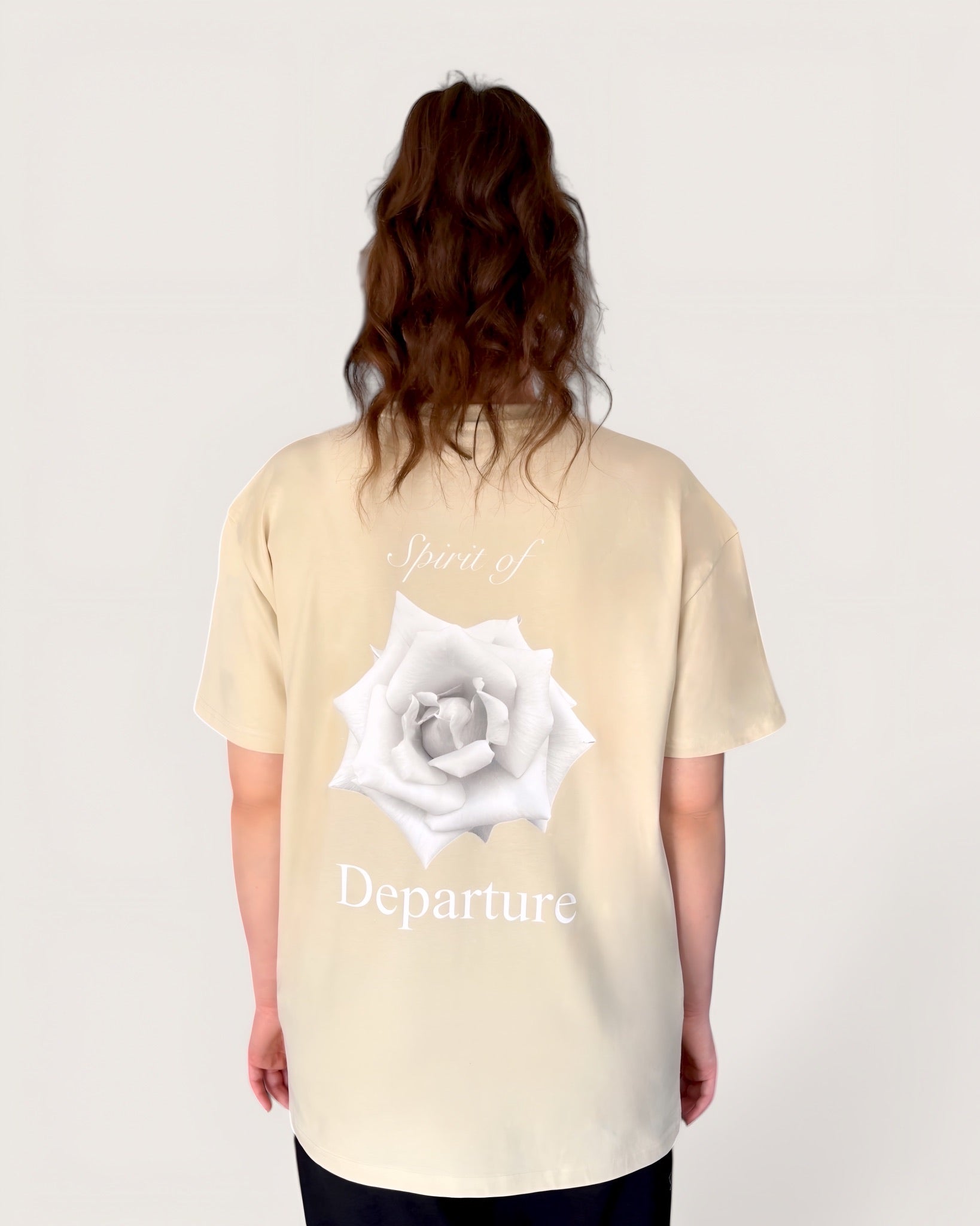 heavy-tee-in-cream-mit-weißer-rose-von-spirit-of-departure-rose-collection-neue-kollektion-streetwear-for-women-cremefarbenes-t-shirt-mit-weißer-rose-streetwear-for-girls-t-shirt-damen-oversize-tee-girls-with-white-rose
