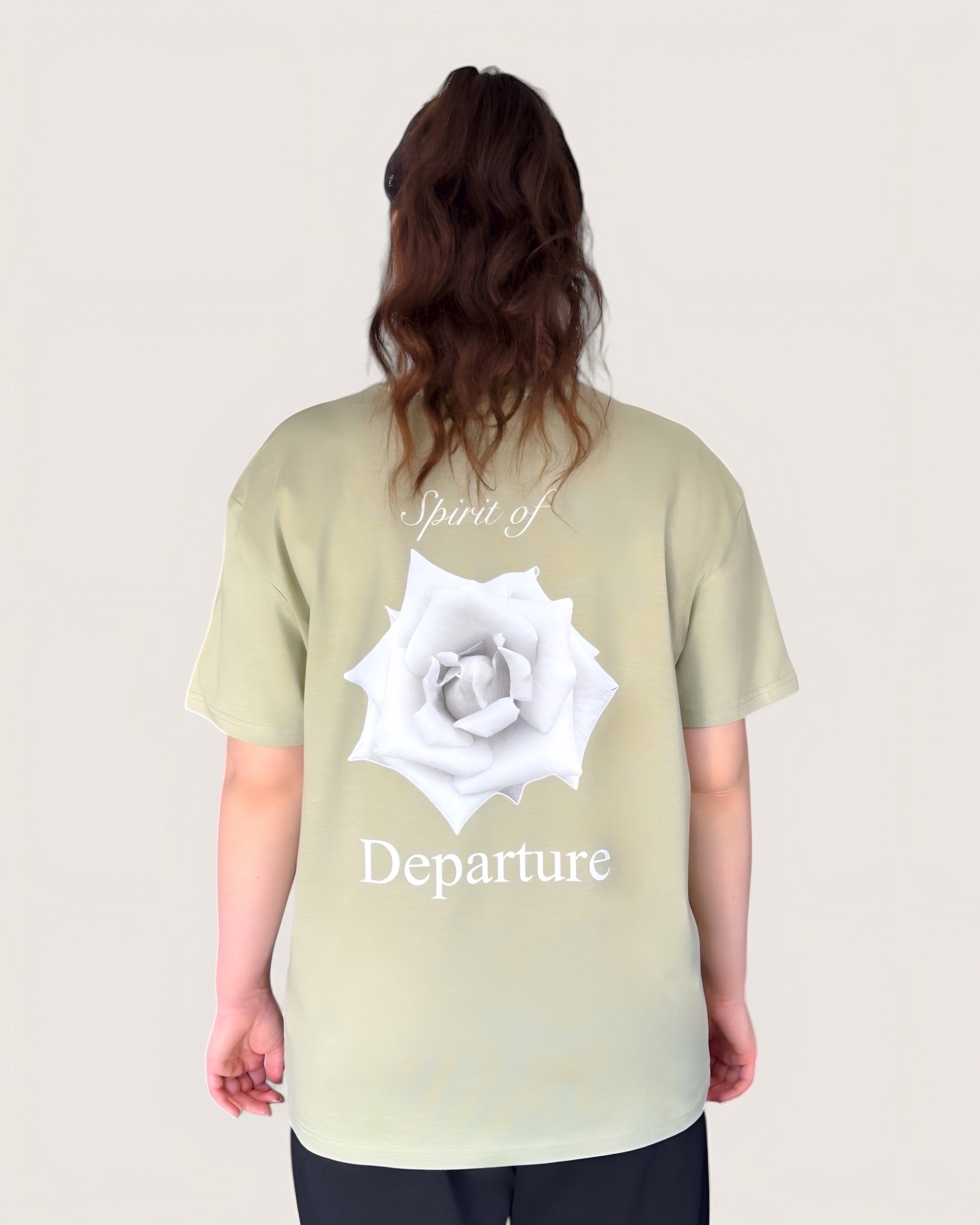 heavy-tee-in-mint-mit-weißer-rose-von-spirit-of-departure-rose-collection-neue-kollektion-streetwear-for-women-mintfarbenes-t-shirt-mit-weißer-rose-hellgrünes-t-shirt-streetwear-for-girls-t-shirt-damen-oversize-tee-girls-white-rose