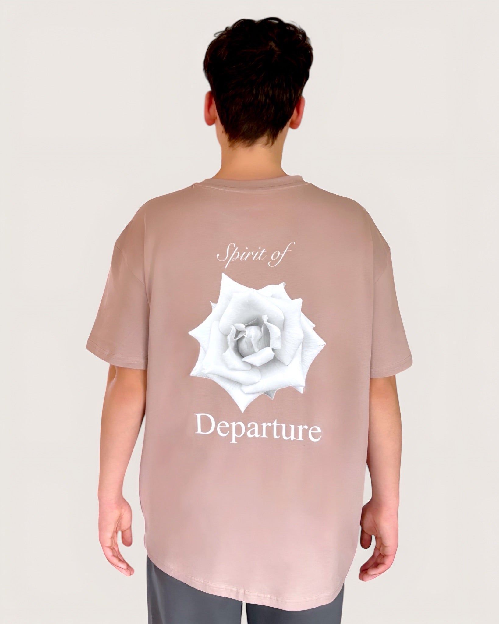 Rosa Oversize Tee mit weißem Rosen-Backprint und weißem Logostick vorne, schwerer Stoff, High Class Streetwear for Men, einzigartige Streetwear, T-Shirt von der Black & White Roses Collection in der Farbe Pink Dawn, high quality