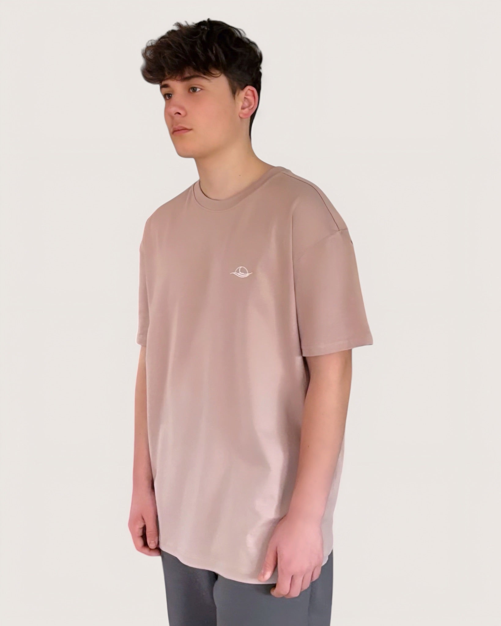 Rosa Oversize Tee mit weißem Rosen-Backprint und weißem Logostick vorne, schwerer Stoff, High Class Streetwear for Men, einzigartige Streetwear, T-Shirt von der Black & White Roses Collection in der Farbe Pink Dawn, high quality