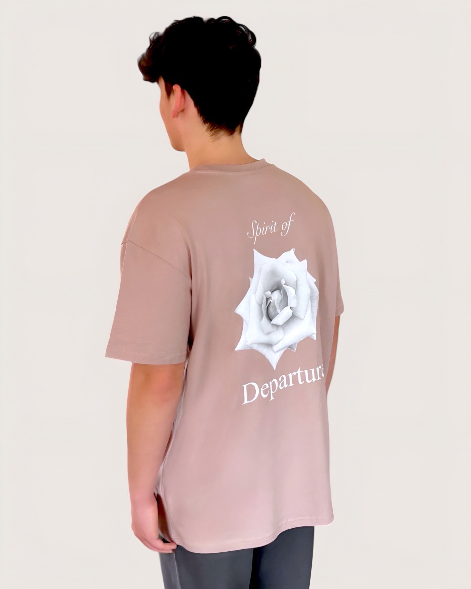 Rosa Oversize Tee mit weißem Rosen-Backprint und weißem Logostick vorne, schwerer Stoff, High Class Streetwear for Men, einzigartige Streetwear, T-Shirt von der Black & White Roses Collection in der Farbe Pink Dawn, high quality