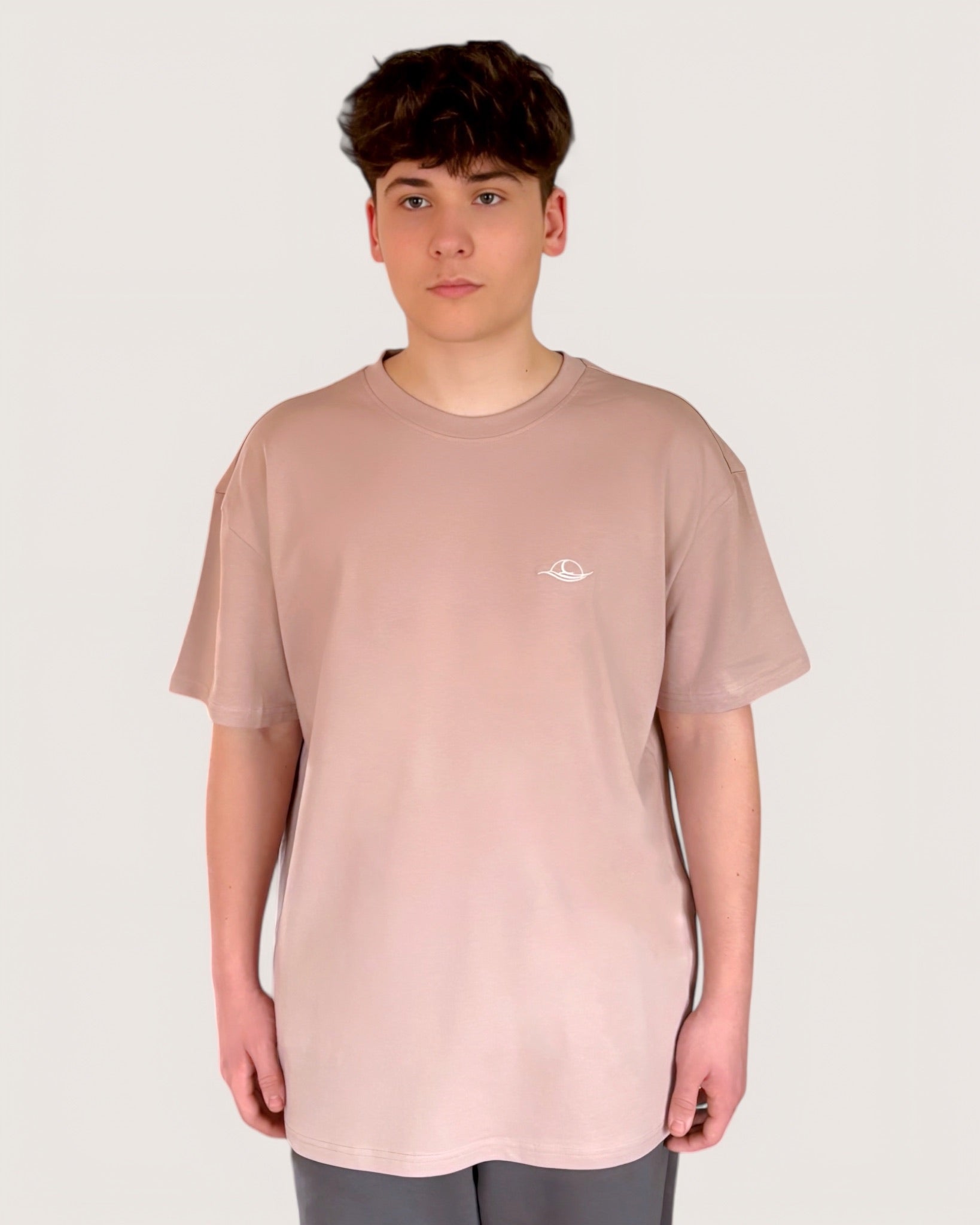 Rosa Oversize Tee mit weißem Rosen-Backprint und weißem Logostick vorne, schwerer Stoff, High Class Streetwear for Men, einzigartige Streetwear, T-Shirt von der Black & White Roses Collection in der Farbe Pink Dawn, high quality