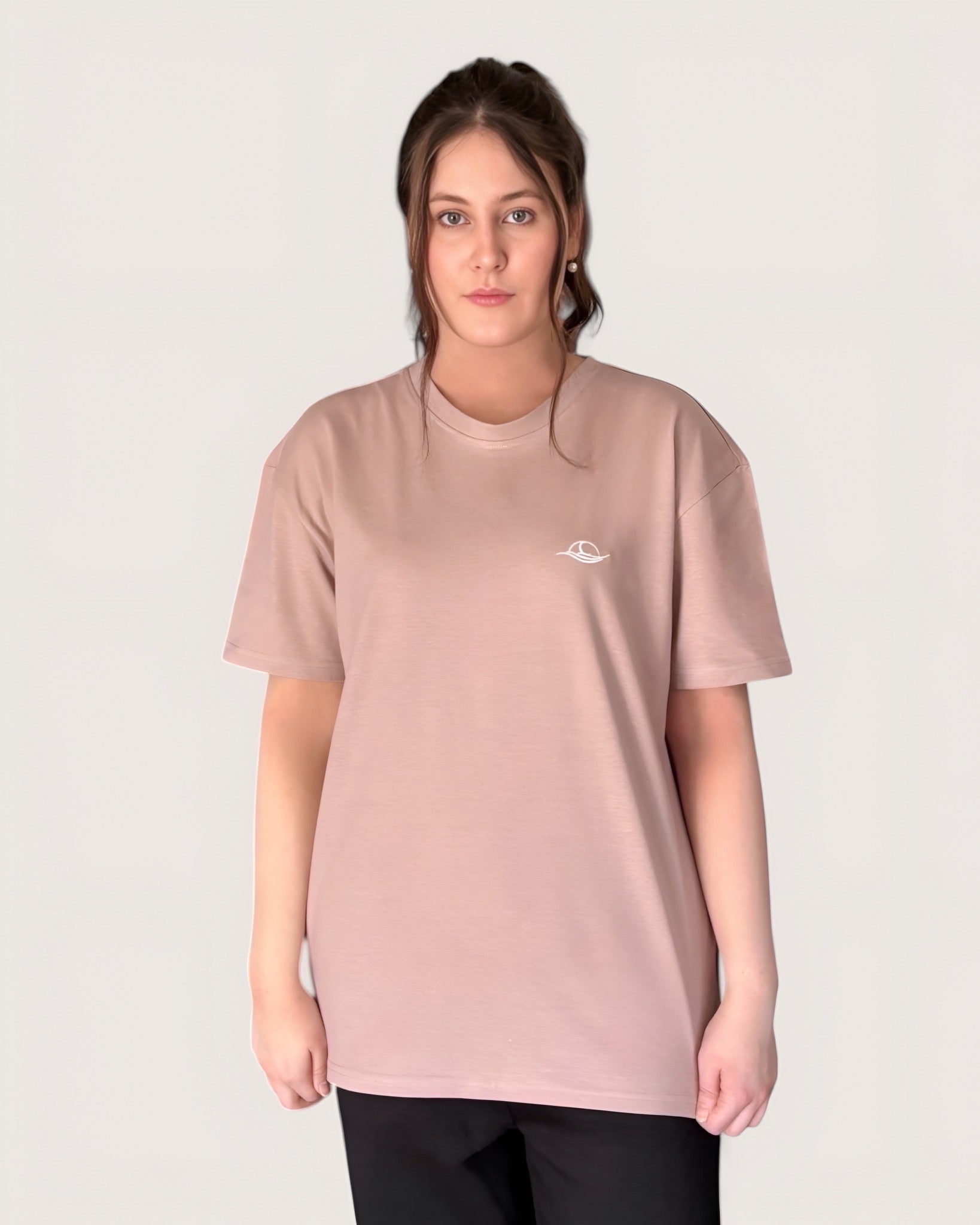 heavy-tee-in-pink-dawn-mit-weißer-rose-von-spirit-of-departure-rose-collection-neue-kollektion-streetwear-for-women-rosa-t-shirt-mit-weißer-rose-streetwear-for-girls-t-shirt-damen-oversize-tee-girls-white-rose