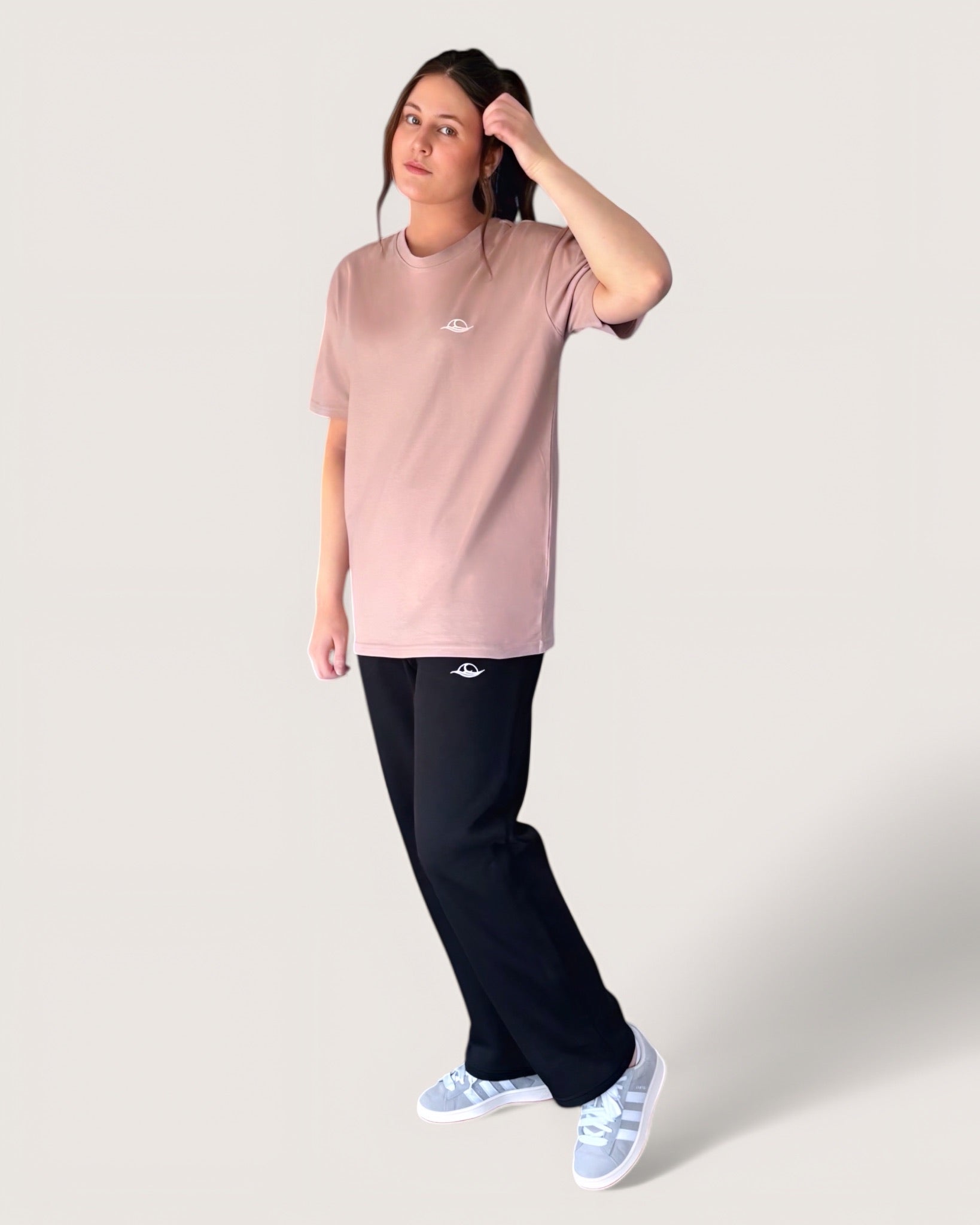 heavy-tee-in-pink-dawn-mit-weißer-rose-von-spirit-of-departure-rose-collection-neue-kollektion-streetwear-for-women-rosa-t-shirt-mit-weißer-rose-streetwear-for-girls-t-shirt-damen-oversize-tee-girls-white-rose