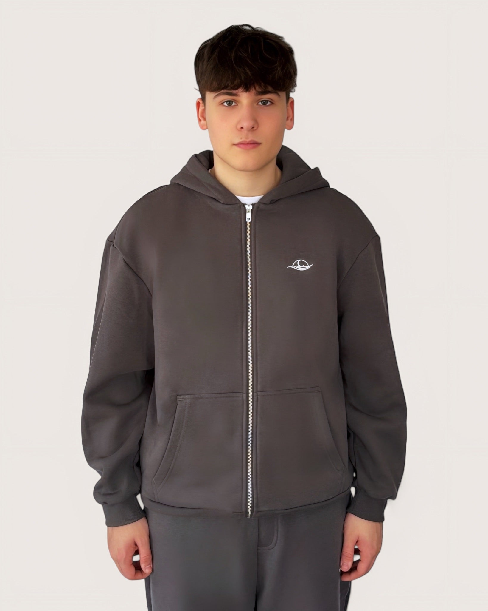 Dunkelgrauer Zip Hoodie mit weißer Rose als großen Backprint und weißem Logostick vorne, Zip Hoodie von Spirit of Departure, Streetwear für Herren von Spirit of Departure, Zip Hoodie in Graphite von der Black & White Roses Collection, dicker Stoff, high quality