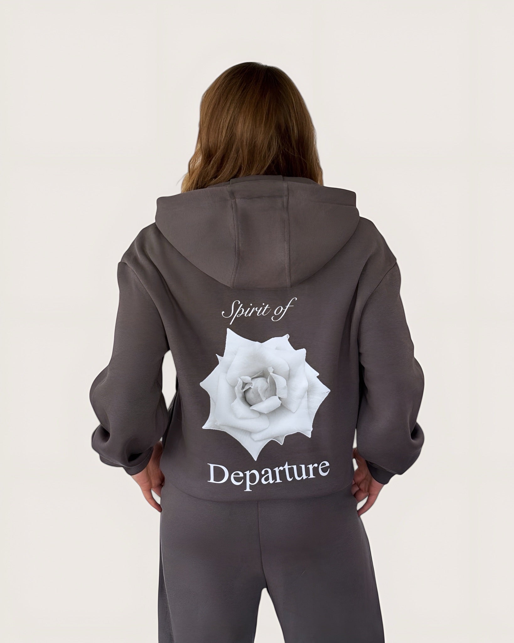 Dunkelgrauer Zip Hoodie mit weißer Rose als großen Backprint und weißem Logostick vorne, Zip Hoodie von Spirit of Departure, Streetwear für Damen von Spirit of Departure, Zip Hoodie in Graphite von der Black & White Roses Collection, dicker Stoff, high quality, Streetwear for Girls von SOD