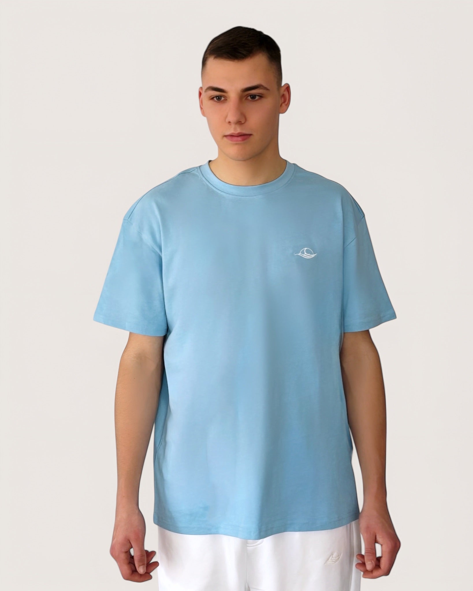 Hellblaues Oversize Tee mit weißem Rosen-Backprint und weißem Logostick vorne, schwerer Stoff, High Class Streetwear for Men, einzigartige Streetwear, T-Shirt von der Black & White Roses Collection in der Farbe Blue, high quality