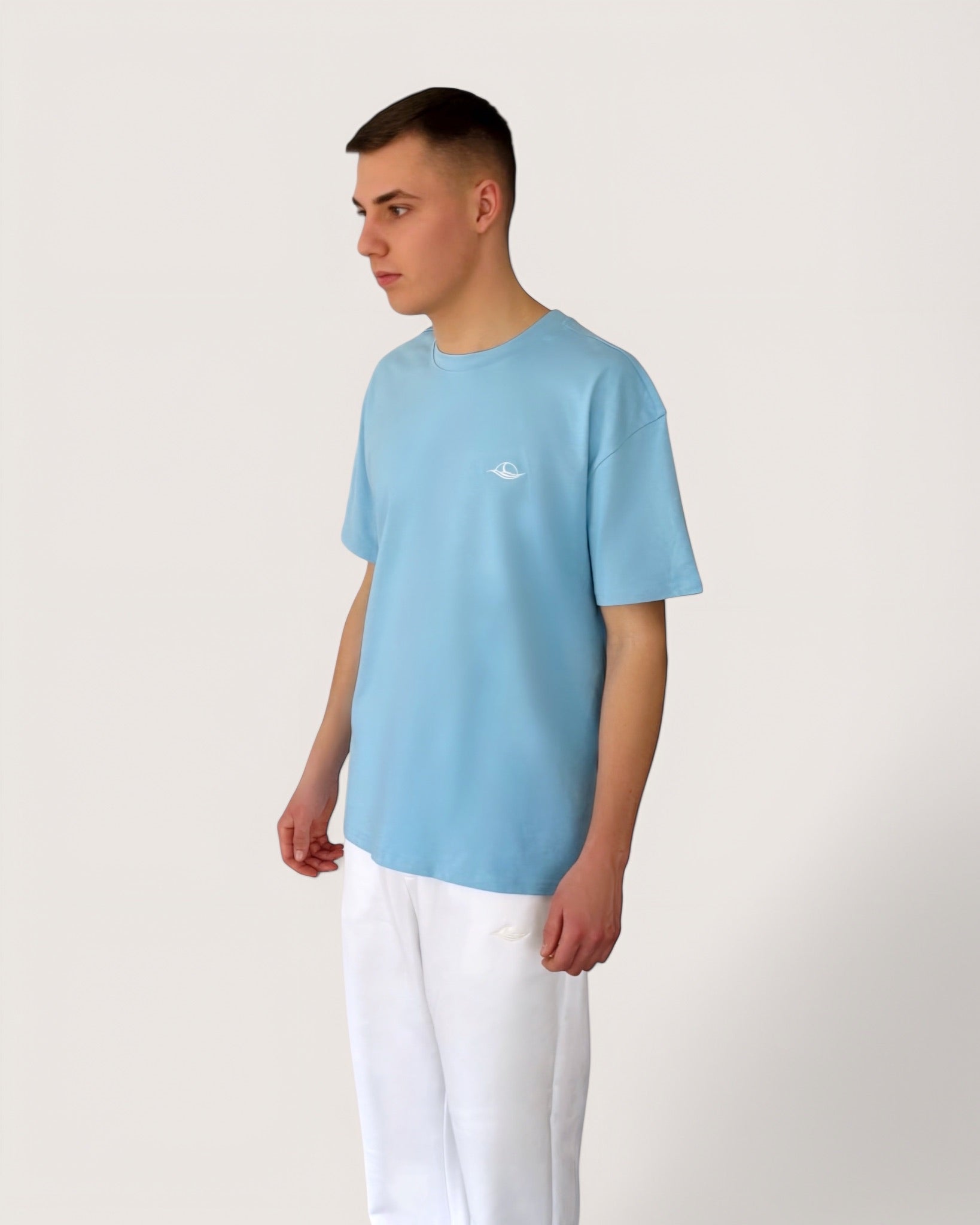 Hellblaues Oversize Tee mit weißem Rosen-Backprint und weißem Logostick vorne, schwerer Stoff, High Class Streetwear for Men, einzigartige Streetwear, T-Shirt von der Black & White Roses Collection in der Farbe Blue, high quality