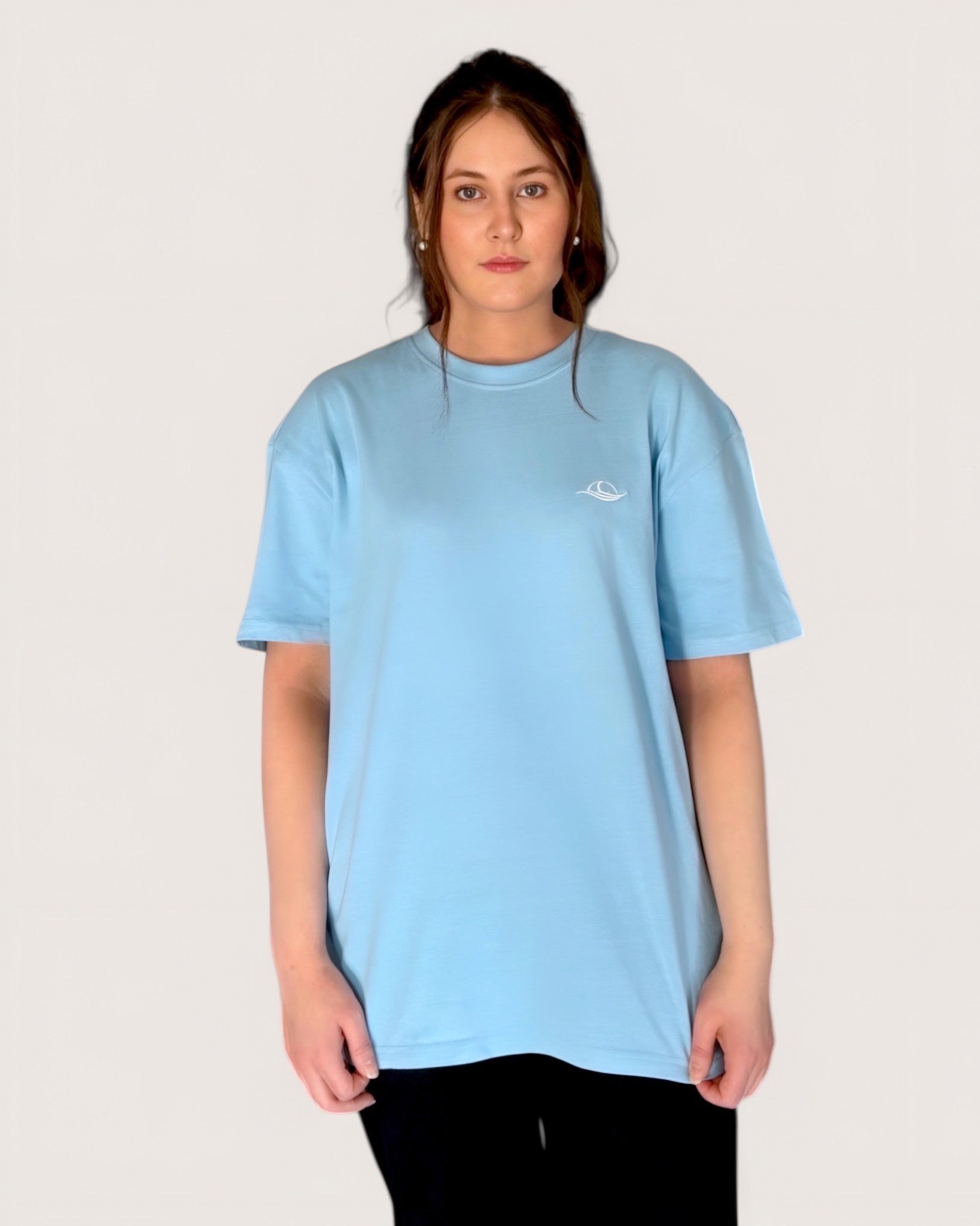 heavy-tee-in-blue-mit-weißer-rose-von-spirit-of-departure-rose-collection-neue-kollektion-streetwear-for-women-hellblaues-t-shirt-mit-weißer-rose-blaues-t-shirt-streetwear-for-girls-t-shirt-damen