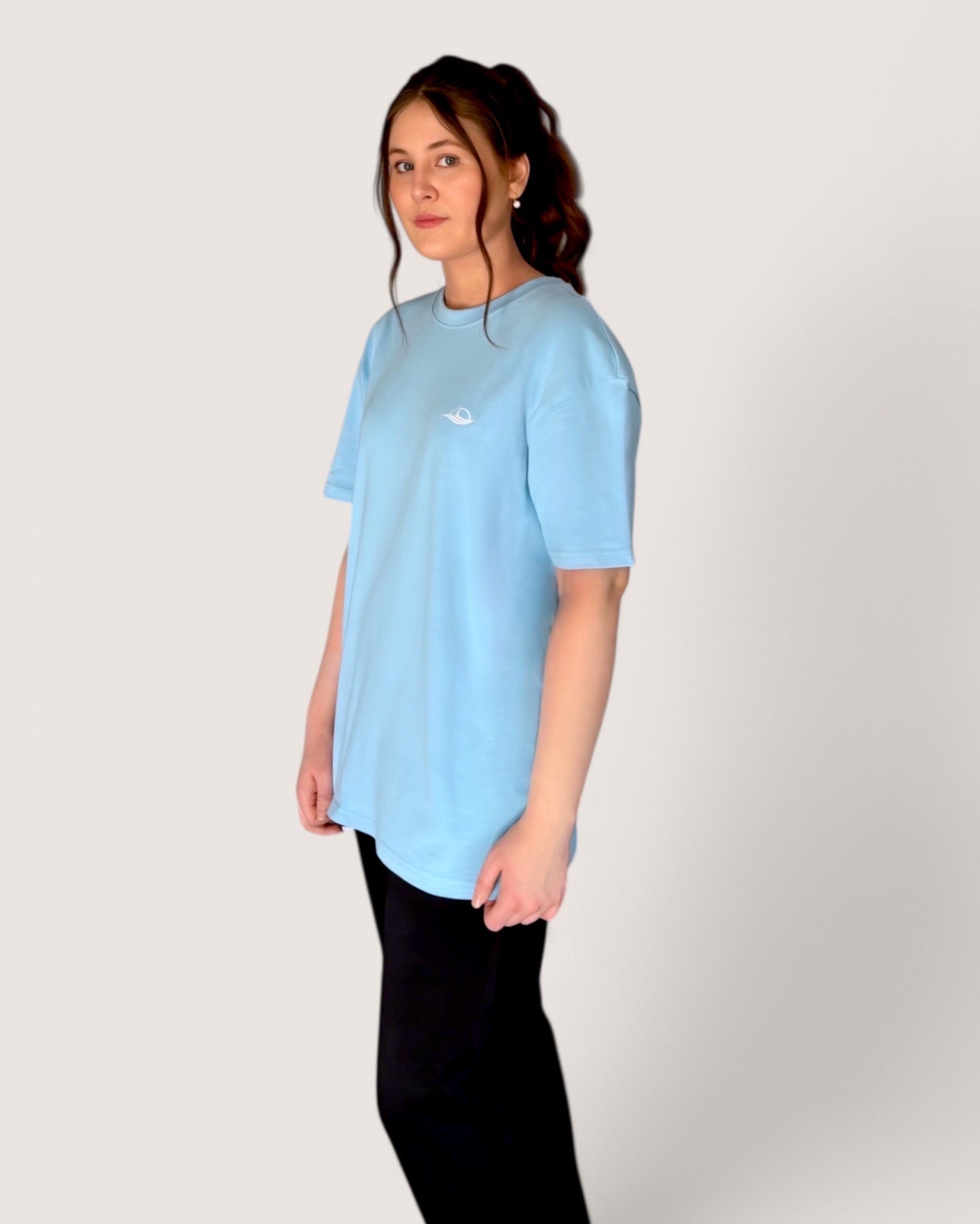 heavy-tee-in-blue-mit-weißer-rose-von-spirit-of-departure-rose-collection-neue-kollektion-streetwear-for-women-hellblaues-t-shirt-mit-weißer-rose-blaues-t-shirt-streetwear-for-girls-t-shirt-damen