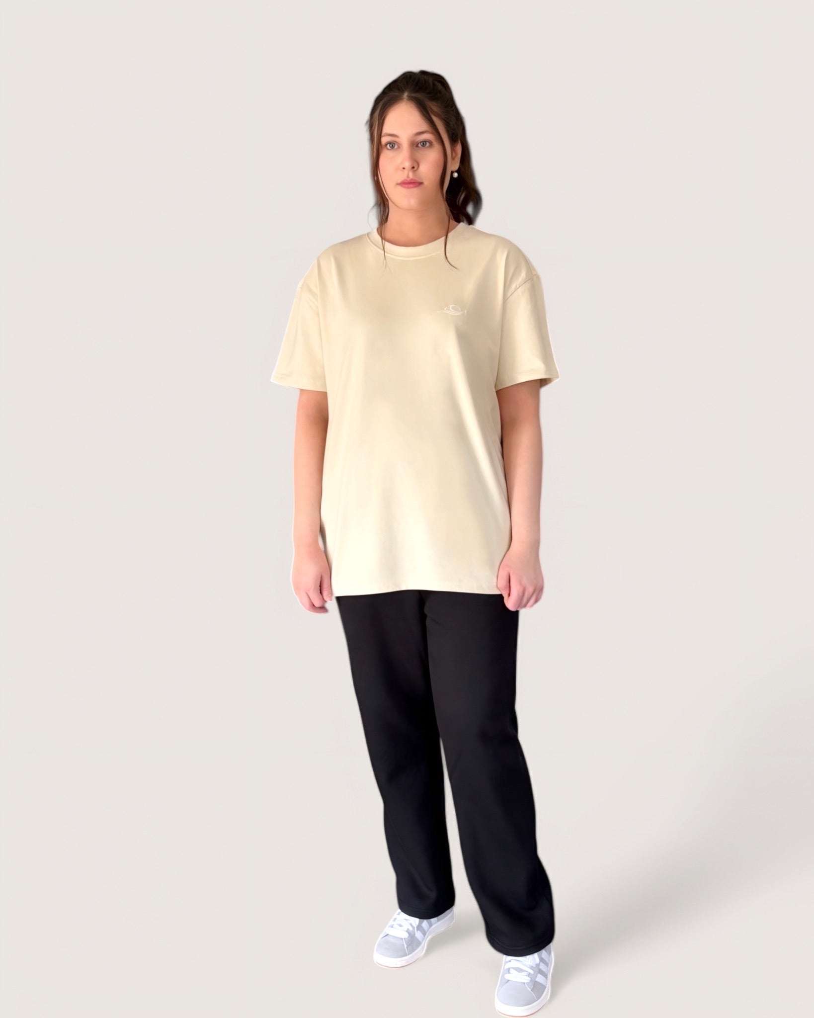 heavy-tee-in-cream-mit-weißer-rose-von-spirit-of-departure-rose-collection-neue-kollektion-streetwear-for-women-cremefarbenes-t-shirt-mit-weißer-rose-streetwear-for-girls-t-shirt-damen-oversize-tee-girls-with-white-rose