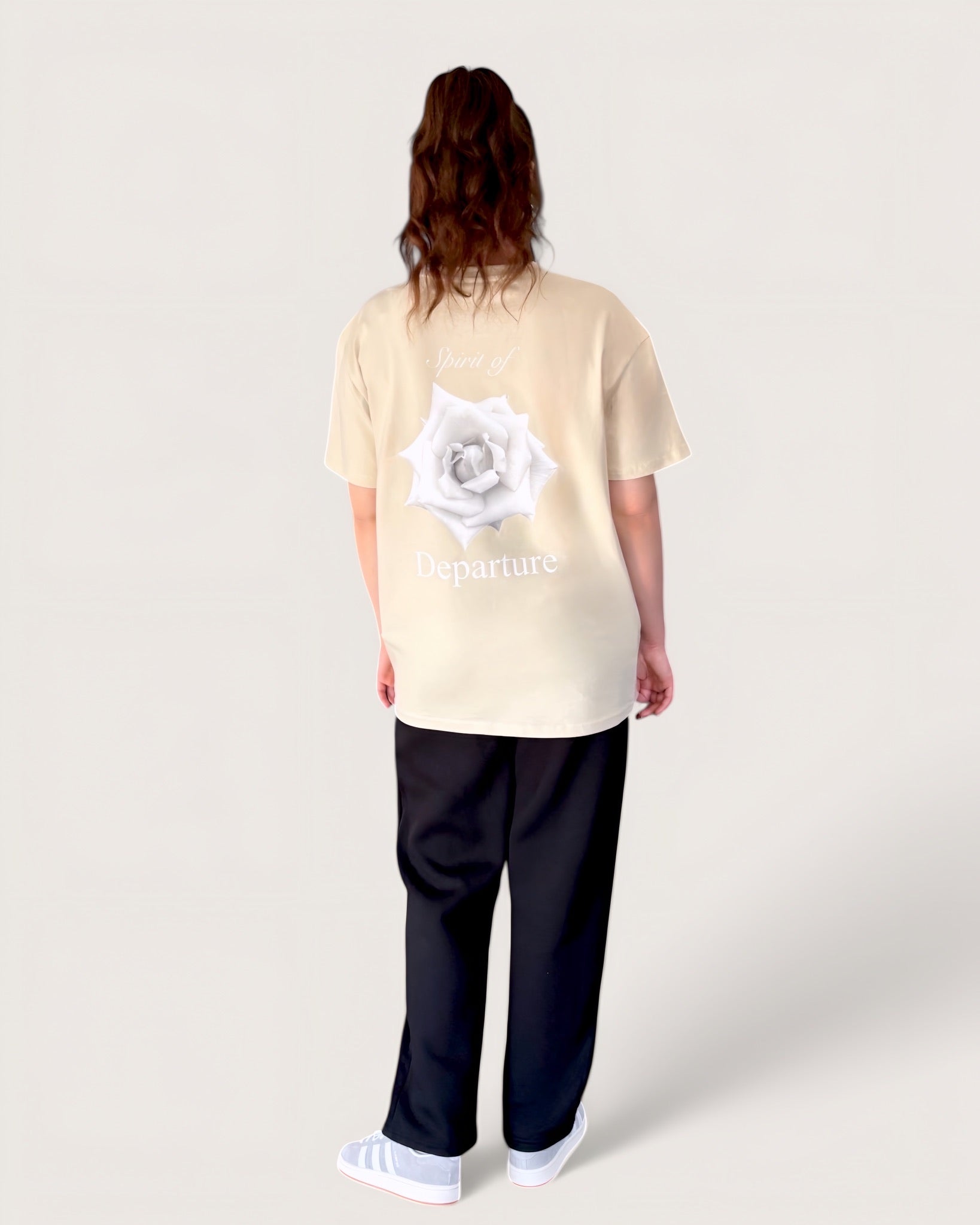 heavy-tee-in-cream-mit-weißer-rose-von-spirit-of-departure-rose-collection-neue-kollektion-streetwear-for-women-cremefarbenes-t-shirt-mit-weißer-rose-streetwear-for-girls-t-shirt-damen-oversize-tee-girls-with-white-rose