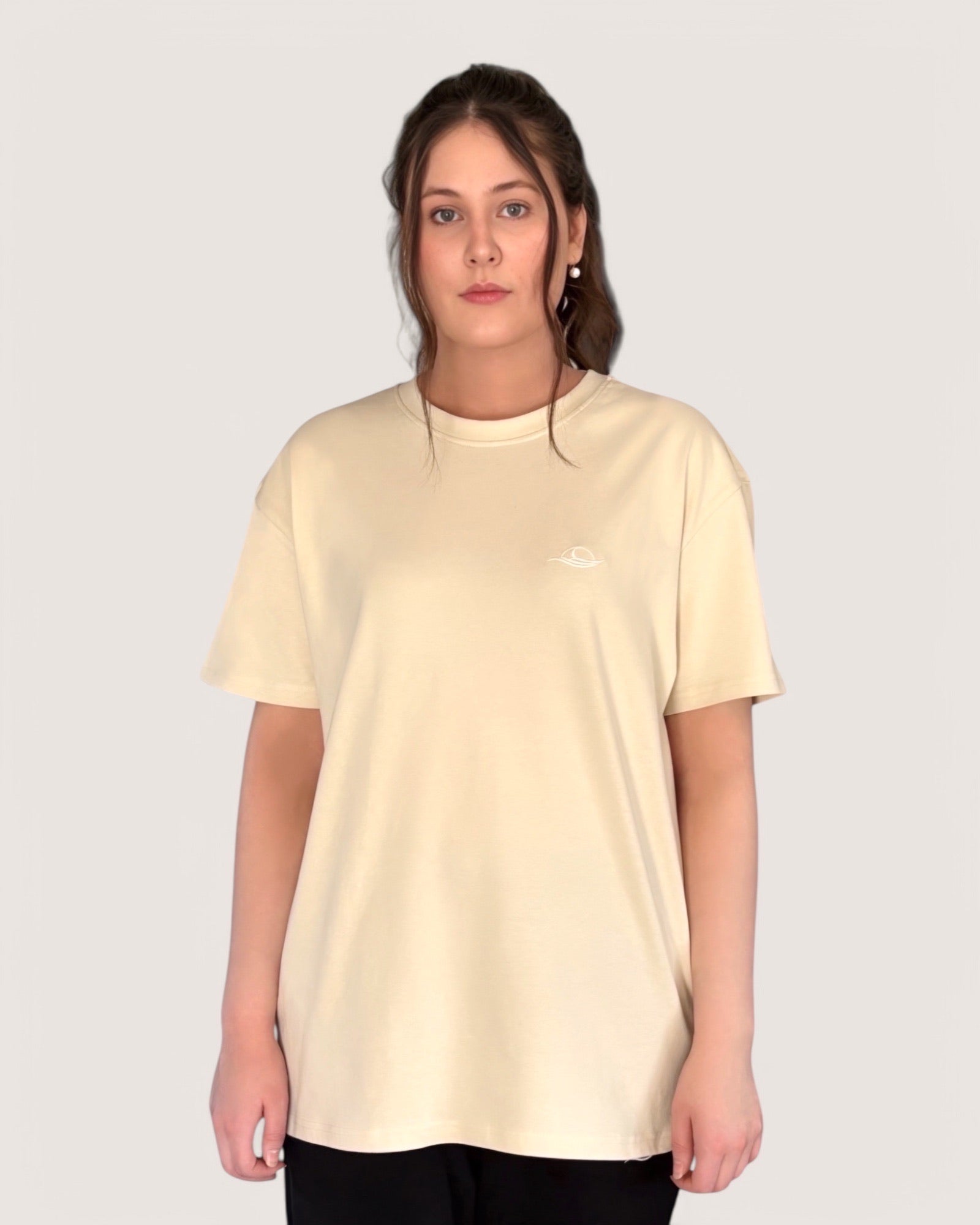 heavy-tee-in-cream-mit-weißer-rose-von-spirit-of-departure-rose-collection-neue-kollektion-streetwear-for-women-cremefarbenes-t-shirt-mit-weißer-rose-streetwear-for-girls-t-shirt-damen-oversize-tee-girls-with-white-rose