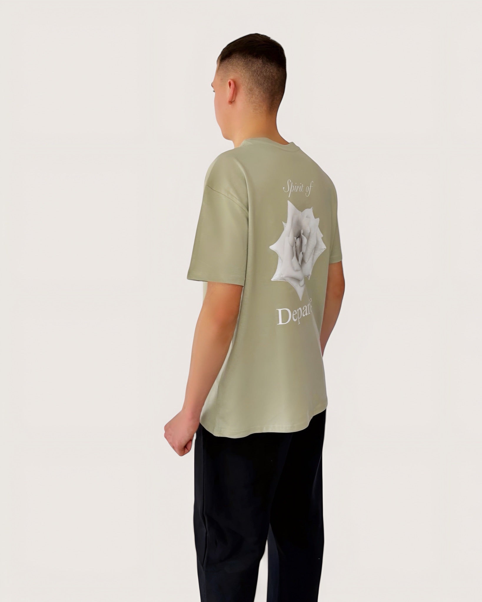 Hellgrünes Oversize Tee mit weißem Rosen-Backprint und weißem Logostick vorne, schwerer Stoff, High Class Streetwear for Men, einzigartige Streetwear, T-Shirt von der Black & White Roses Collection in der Farbe Mint, high quality