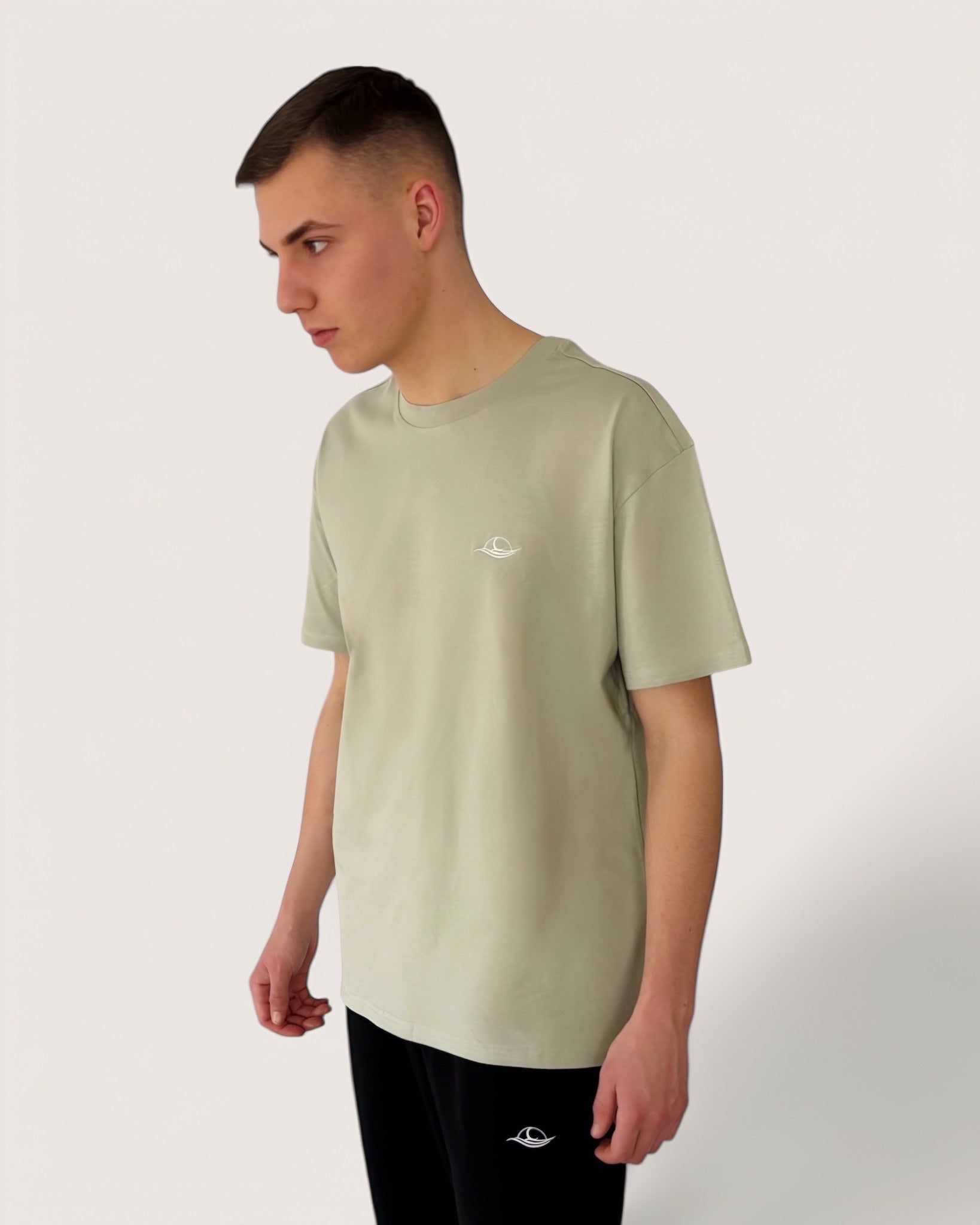 Hellgrünes Oversize Tee mit weißem Rosen-Backprint und weißem Logostick vorne, schwerer Stoff, High Class Streetwear for Men, einzigartige Streetwear, T-Shirt von der Black & White Roses Collection in der Farbe Mint, high quality