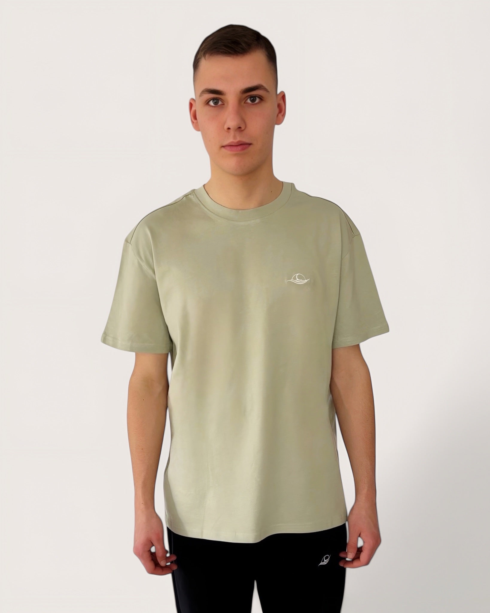 Hellgrünes Oversize Tee mit weißem Rosen-Backprint und weißem Logostick vorne, schwerer Stoff, High Class Streetwear for Men, einzigartige Streetwear, T-Shirt von der Black & White Roses Collection in der Farbe Mint, high quality