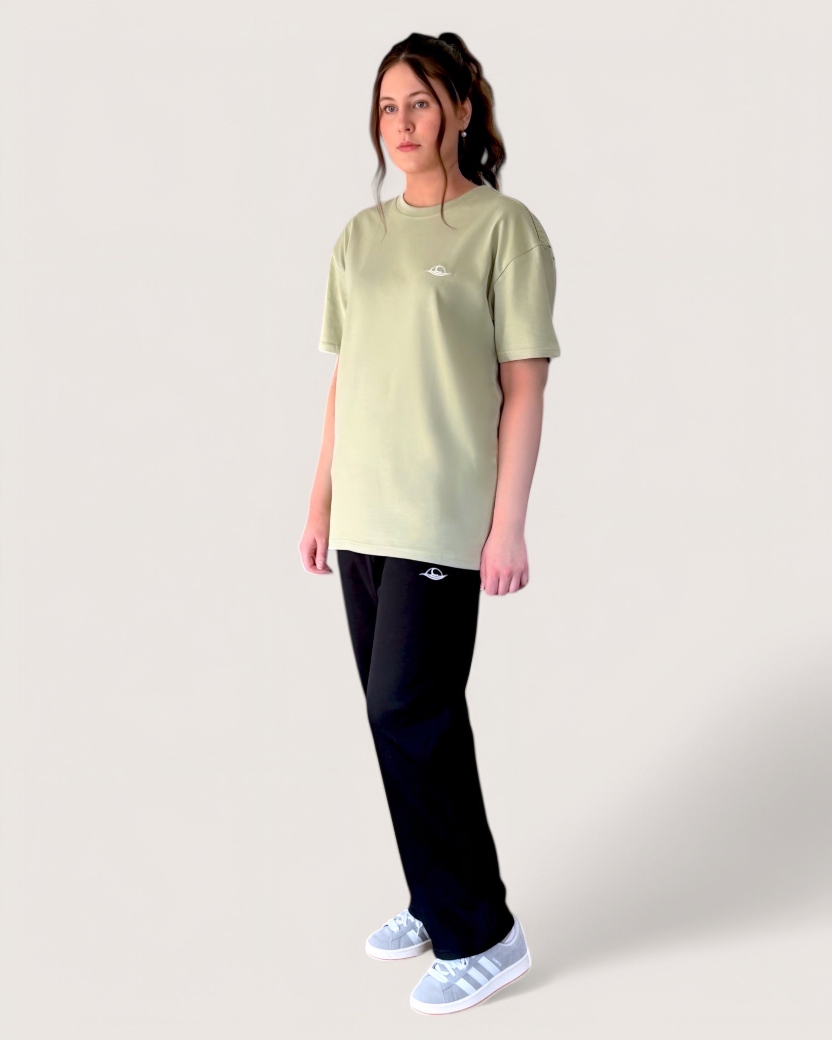 heavy-tee-in-mint-mit-weißer-rose-von-spirit-of-departure-rose-collection-neue-kollektion-streetwear-for-women-mintfarbenes-t-shirt-mit-weißer-rose-hellgrünes-t-shirt-streetwear-for-girls-t-shirt-damen