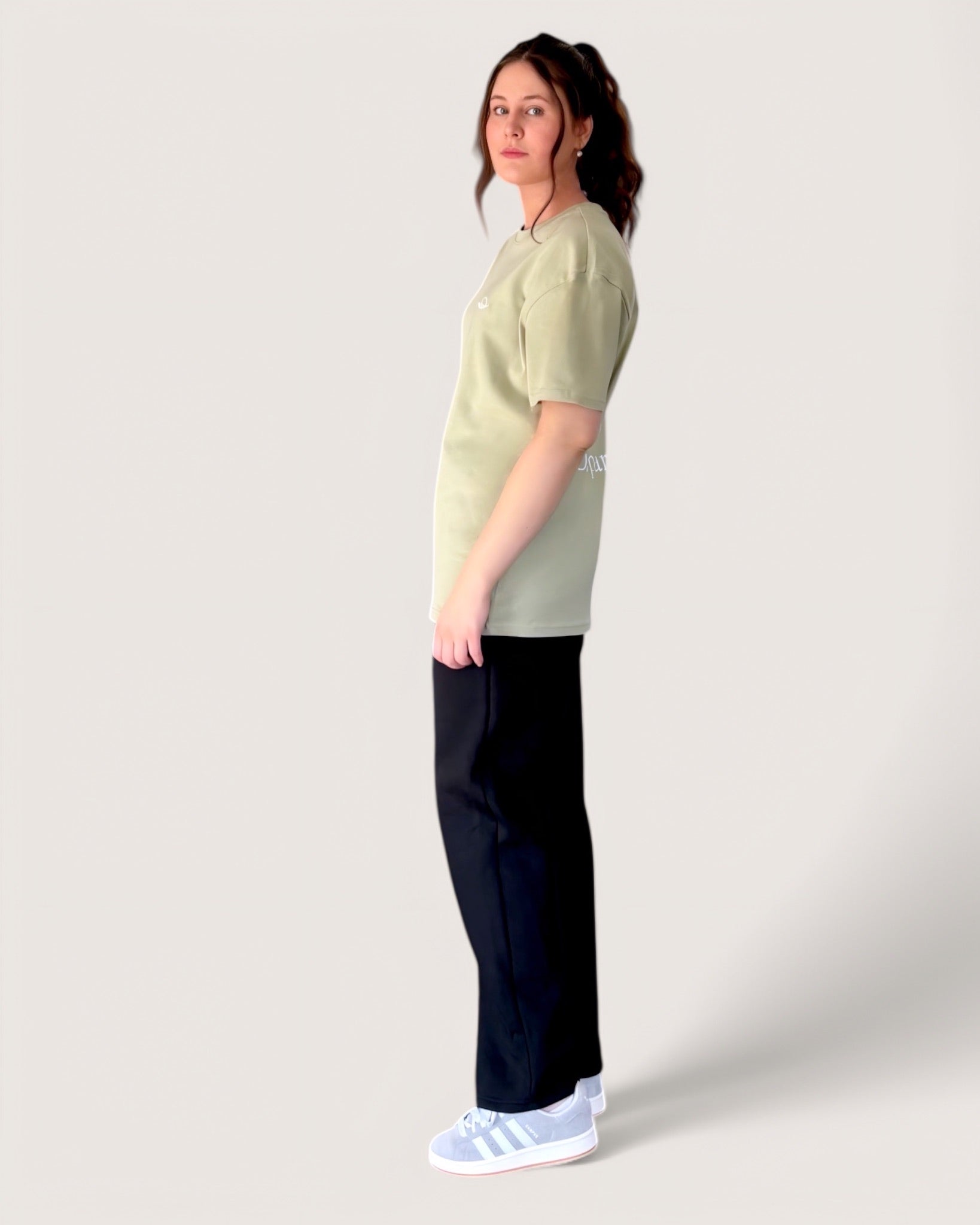 heavy-tee-in-mint-mit-weißer-rose-von-spirit-of-departure-rose-collection-neue-kollektion-streetwear-for-women-mintfarbenes-t-shirt-mit-weißer-rose-hellgrünes-t-shirt-streetwear-for-girls-t-shirt-damen