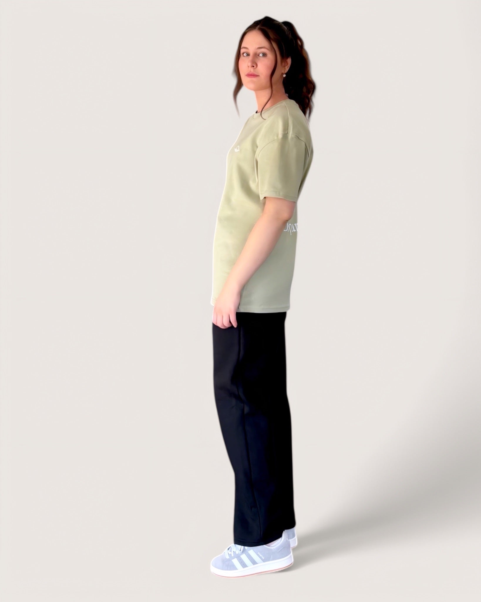 heavy-tee-in-mint-mit-weißer-rose-von-spirit-of-departure-rose-collection-neue-kollektion-streetwear-for-women-mintfarbenes-t-shirt-mit-weißer-rose-hellgrünes-t-shirt-streetwear-for-girls-t-shirt-damen