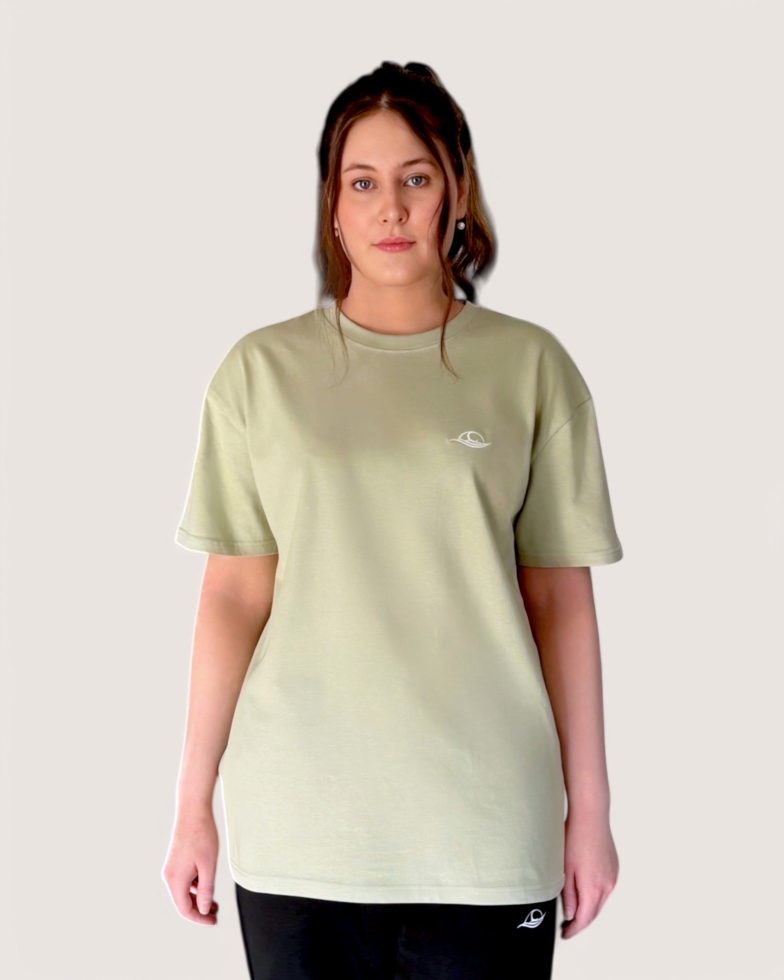 heavy-tee-in-mint-mit-weißer-rose-von-spirit-of-departure-rose-collection-neue-kollektion-streetwear-for-women-mintfarbenes-t-shirt-mit-weißer-rose-hellgrünes-t-shirt-streetwear-for-girls-t-shirt-damen