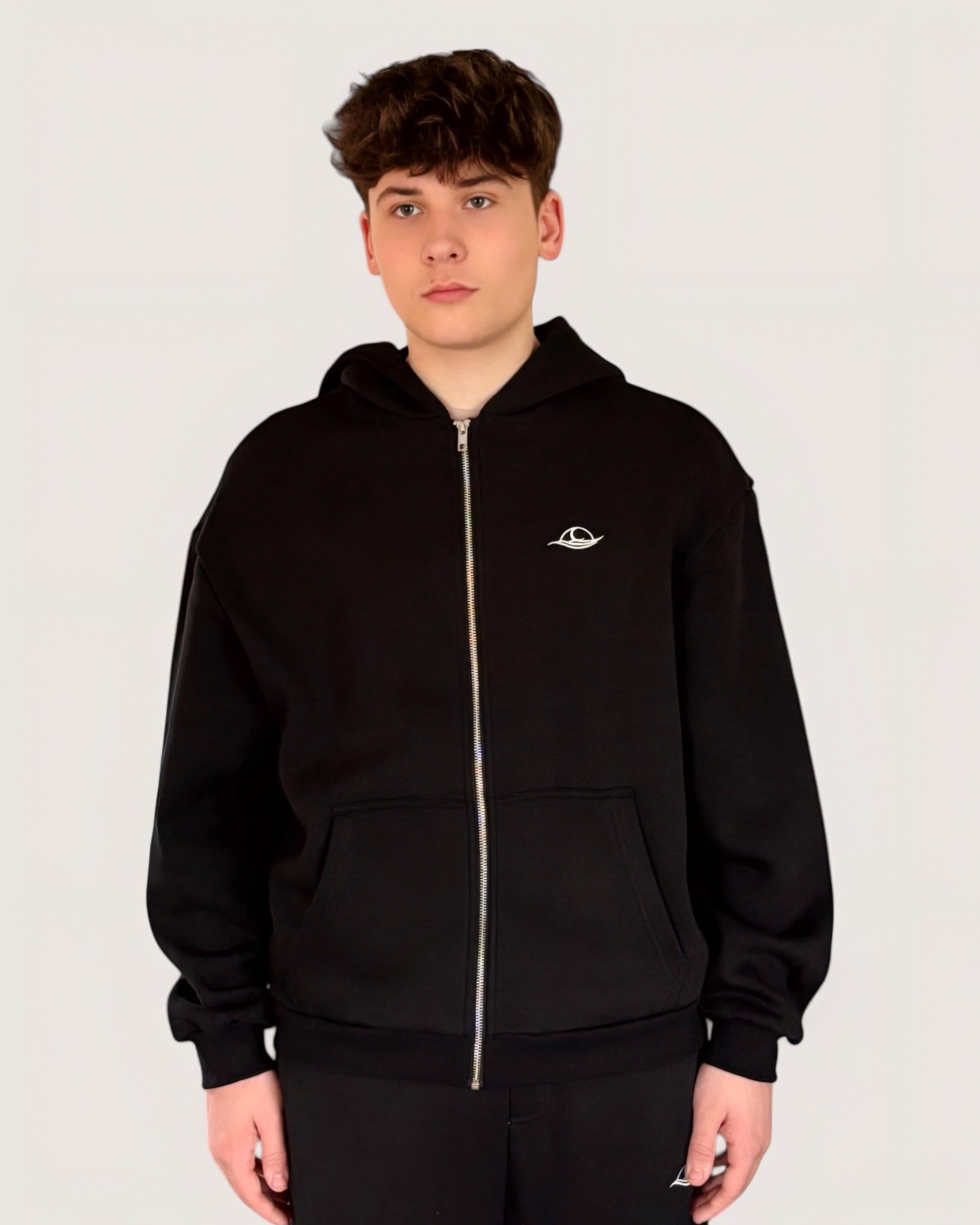 Schwarzer Zip Hoodie mit weißer Rose als großen Backprint und weißem Logostick vorne, Zip Hoodie von Spirit of Departure, Streetwear für Herren von Spirit of Departure, Zip Hoodie in Black von der Black & White Roses Collection, dicker Stoff, high quality