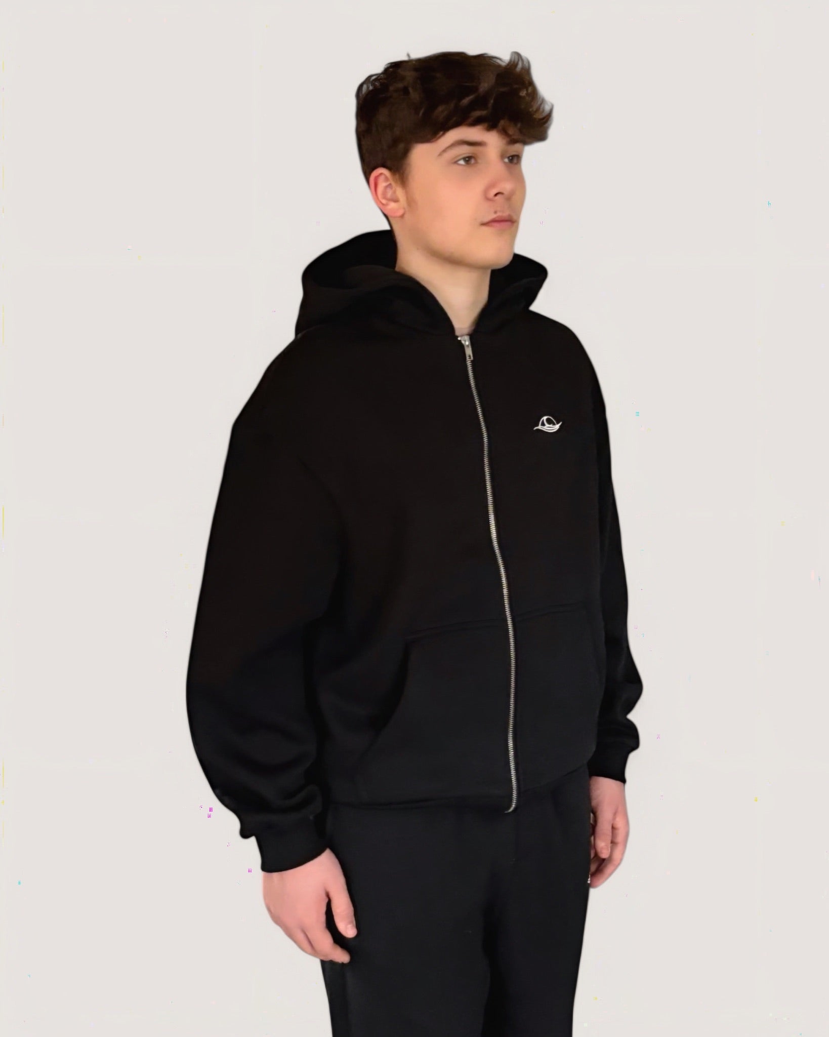 Schwarzer Zip Hoodie mit weißer Rose als großen Backprint und weißem Logostick vorne, Zip Hoodie von Spirit of Departure, Streetwear für Herren von Spirit of Departure, Zip Hoodie in Black von der Black & White Roses Collection, dicker Stoff, high quality