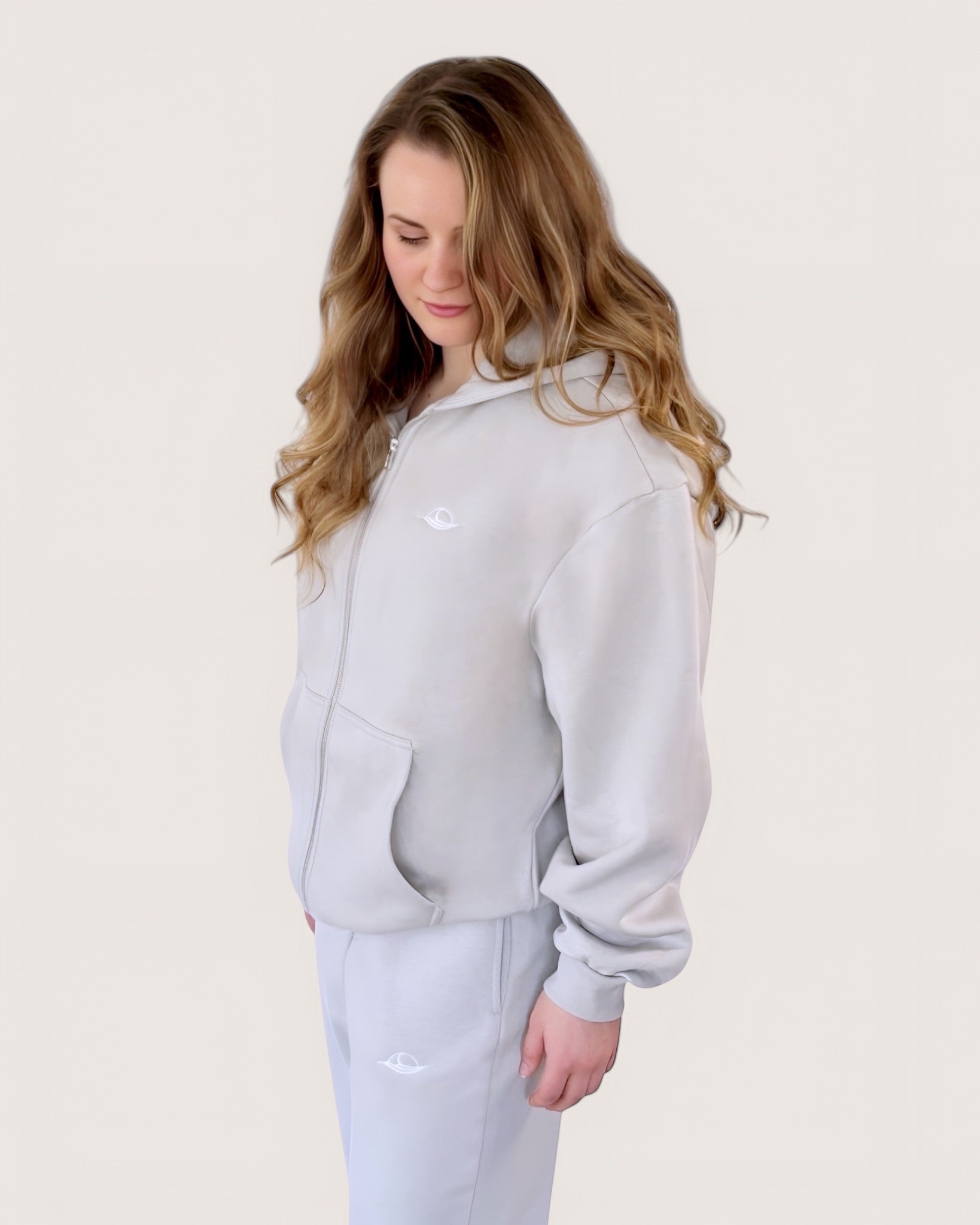 Hellgrauer Zip Hoodie mit weißer Rose als großen Backprint und weißem Logostick vorne, Kuscheliger Zipper, Cozy Zipper, Zip Hoodie von Spirit of Departure, Streetwear für Damen von Spirit of Departure, Zip Hoodie in Light Grey von der Black & White Roses Collection, dicker Stoff, high quality, Streetwear for Women von SOD