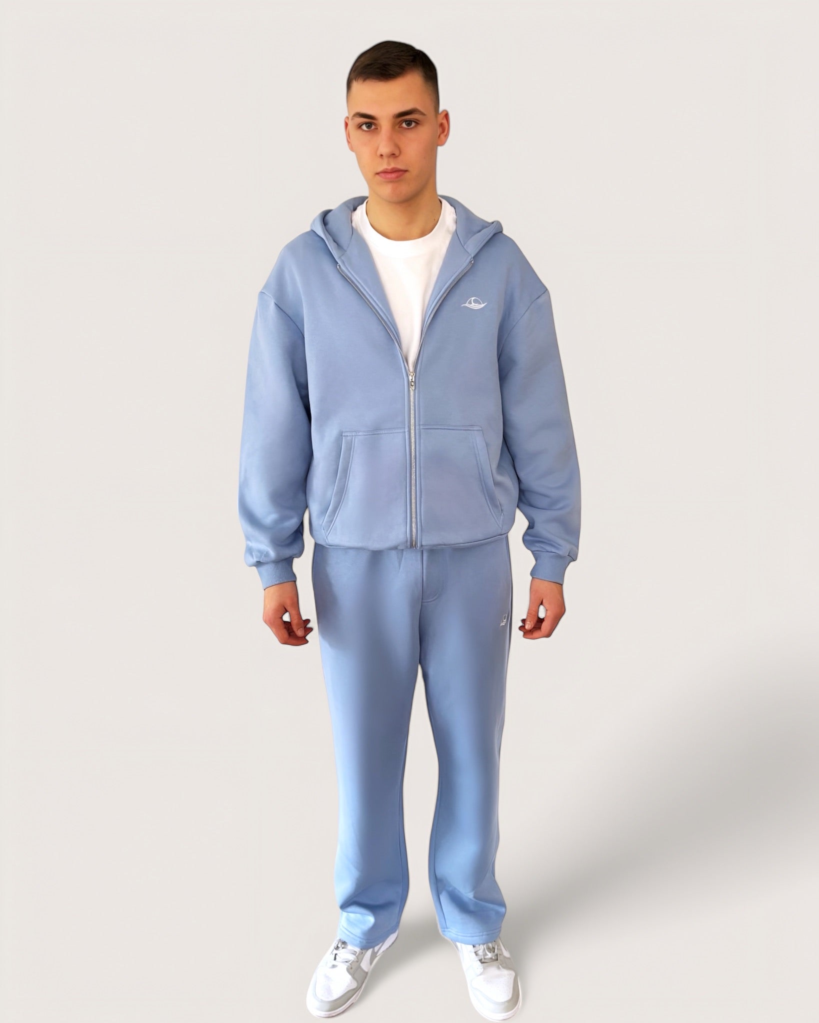 Hellblauer Zip Hoodie mit weißer Rose als großen Backprint und weißem Logostick vorne, Zip Hoodie von Spirit of Departure, Streetwear für Herren von Spirit of Departure, Zip Hoodie in Soft Blue von der Black & White Roses Collection, dicker Stoff, high quality