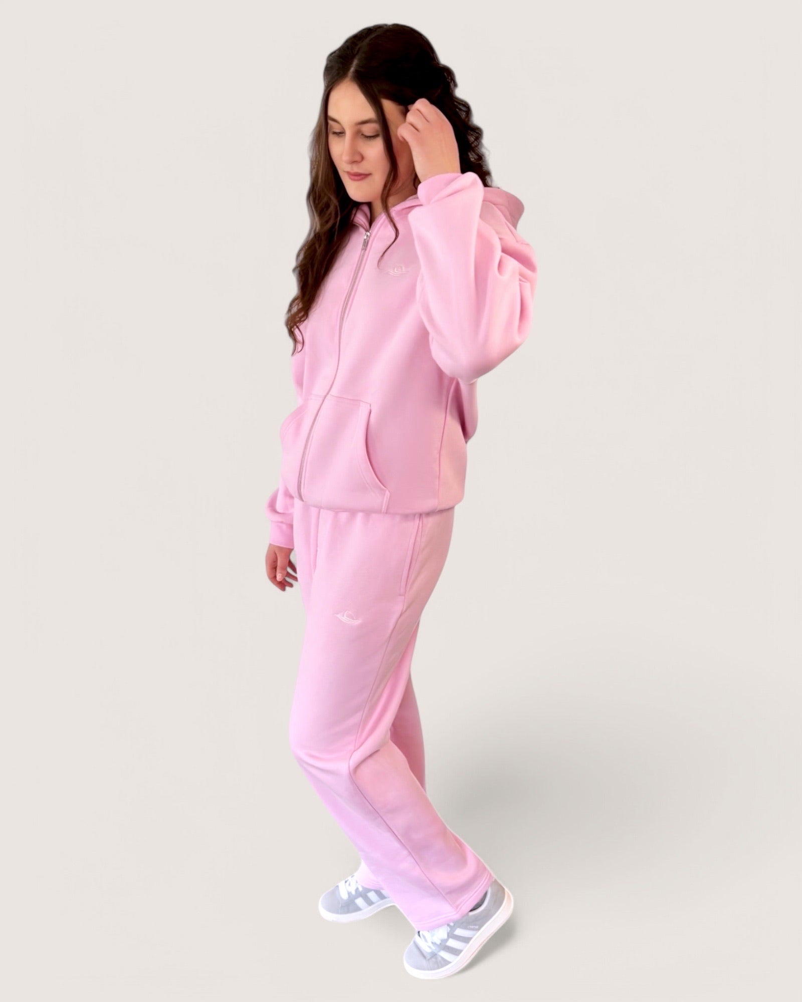 Rosa Zip Hoodie mit weißer Rose als großen Backprint und weißem Logostick vorne, Kuscheliger Zipper, Cozy Zipper, Zip Hoodie von Spirit of Departure, Streetwear für Damen von Spirit of Departure, Zip Hoodie in Soft Pink von der Black & White Roses Collection, dicker Stoff, high quality, Streetwear for Women von SOD