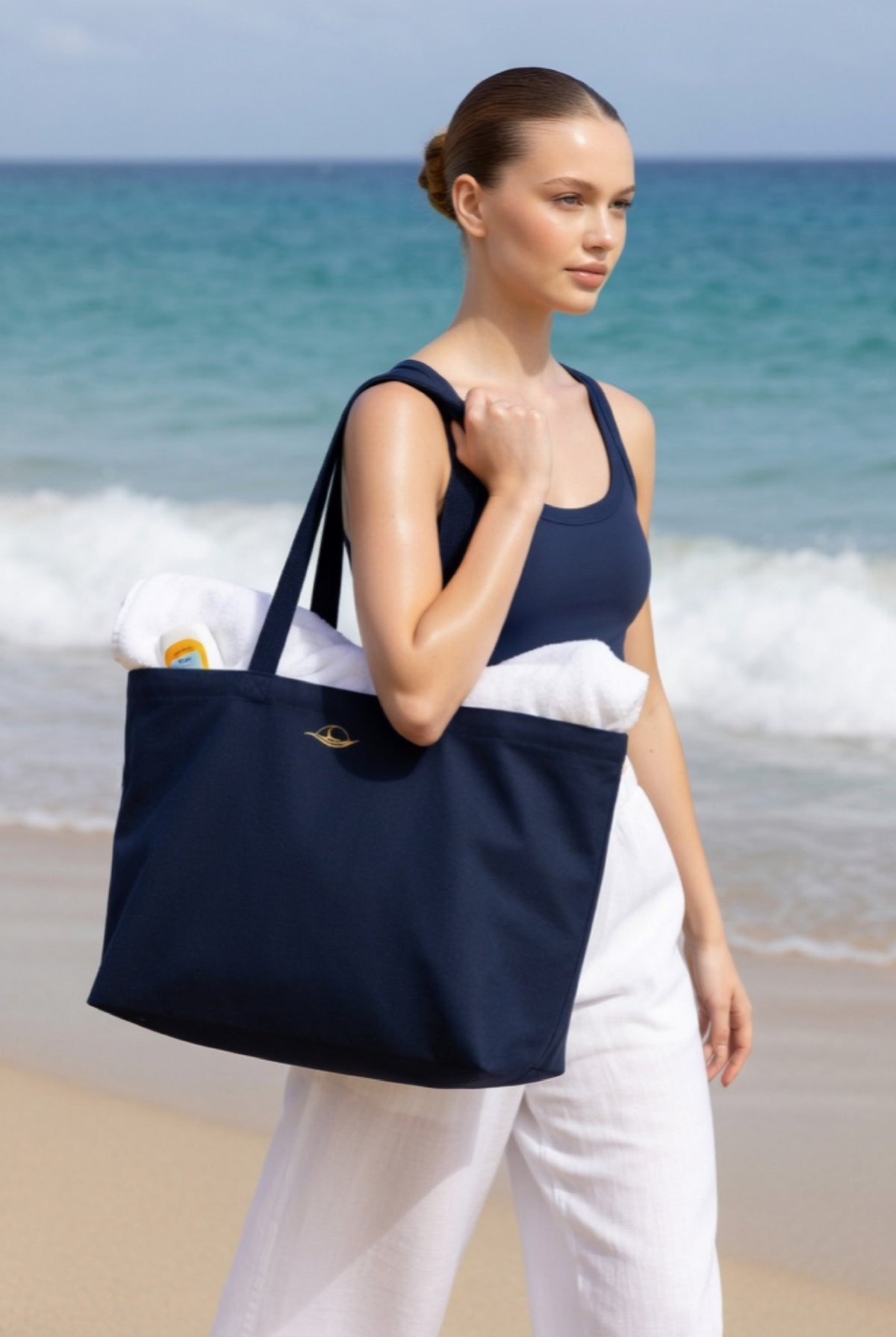 Strandtasche aus der Golden Shore Collection, perfekt für den Strand, stilvolles Design und praktische Größe.