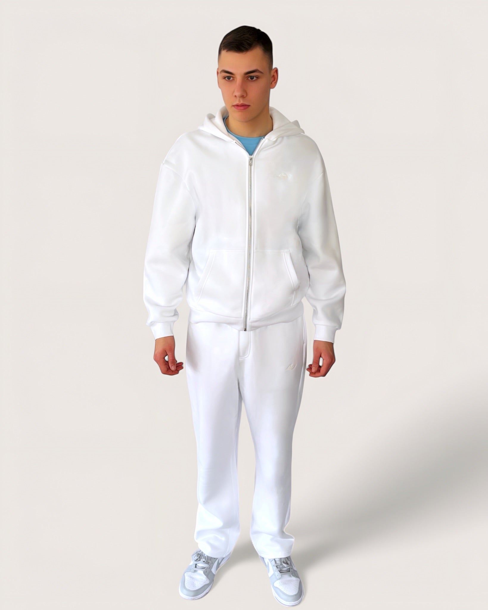 Weißer Zip Hoodie mit schwarzer Rose als großen Backprint und weißem Logostick vorne, Zip Hoodie von Spirit of Departure, Streetwear für Herren von Spirit of Departure, Zip Hoodie in white von der Black & White Roses Collection, dicker Stoff, high quality