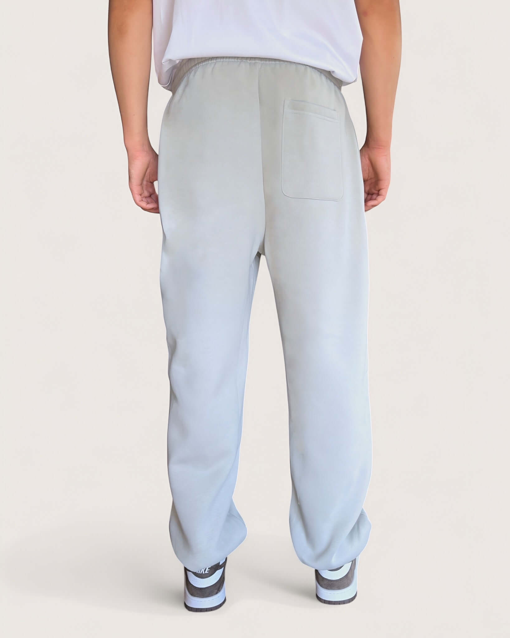 Heavy Essential Sweatpants | Light Grey - Rückansicht der lockeren Sweatpants mit Tasche.