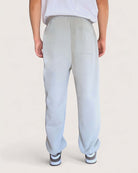 Heavy Essential Sweatpants | Light Grey - Rückansicht der lockeren Sweatpants mit Tasche.