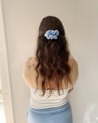Frisur mit hellblauem hochwertigen Seidenscrunchie von Spirit of Departure