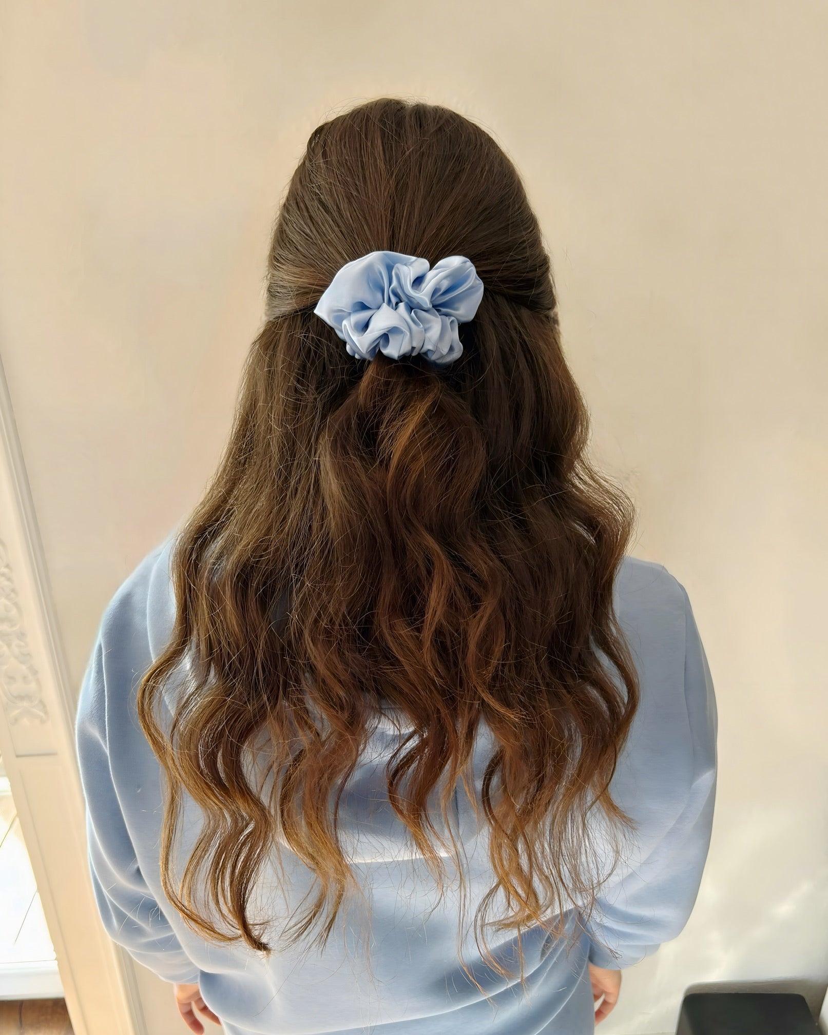 Hellblaues hochwertiges Seidenscrunchie von Spirit of Departure