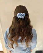 Hellblaues hochwertiges Seidenscrunchie von Spirit of Departure