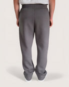 Dunkelgraue Open Leg Sweatpants für Männer von Spirit of Departure mit weißem  Logostick vorne , Open Leg Sweatpants in Graphite, weite Passform, schwerer Stoff, hohe Qualität, Streetwear für Herren von SOD