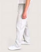 Hellgraue Open Leg Sweatpants für Männer von Spirit of Departure mit weißem Logostick vorne , Open Leg Sweatpants in Light Grey, weite Passform, dicker  Stoff, hohe Qualität, Streetwear für Herren von SOD