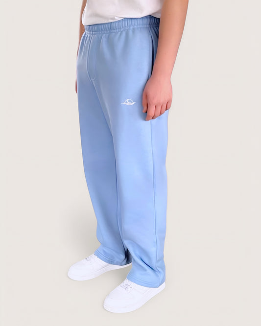 Hellblaue Open Leg Sweatpants für Männer von Spirit of Departure mit weißem  Logostick vorne , Open Leg Sweatpants in Soft Blue, weite Passform, dicker  Stoff, hohe Qualität, Streetwear für Herren von SOD