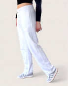 Kuschelige Open Leg Sweatpants von Spirit of Departure in weiß, weite Passform, dicker Stoff, high quality, weißer Logostick vorne, Cozy Sweatpants für Mädchen in der Farbe White, Streetwear for Women by SOD