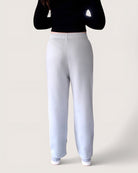 Kuschelige Open Leg Sweatpants von Spirit of Departure in hellgrau, weite Passform, dicker Stoff, high quality, weißer Logostick vorne, Cozy Sweatpants für Mädchen in der Farbe Light Grey, Streetwear for Women by SOD